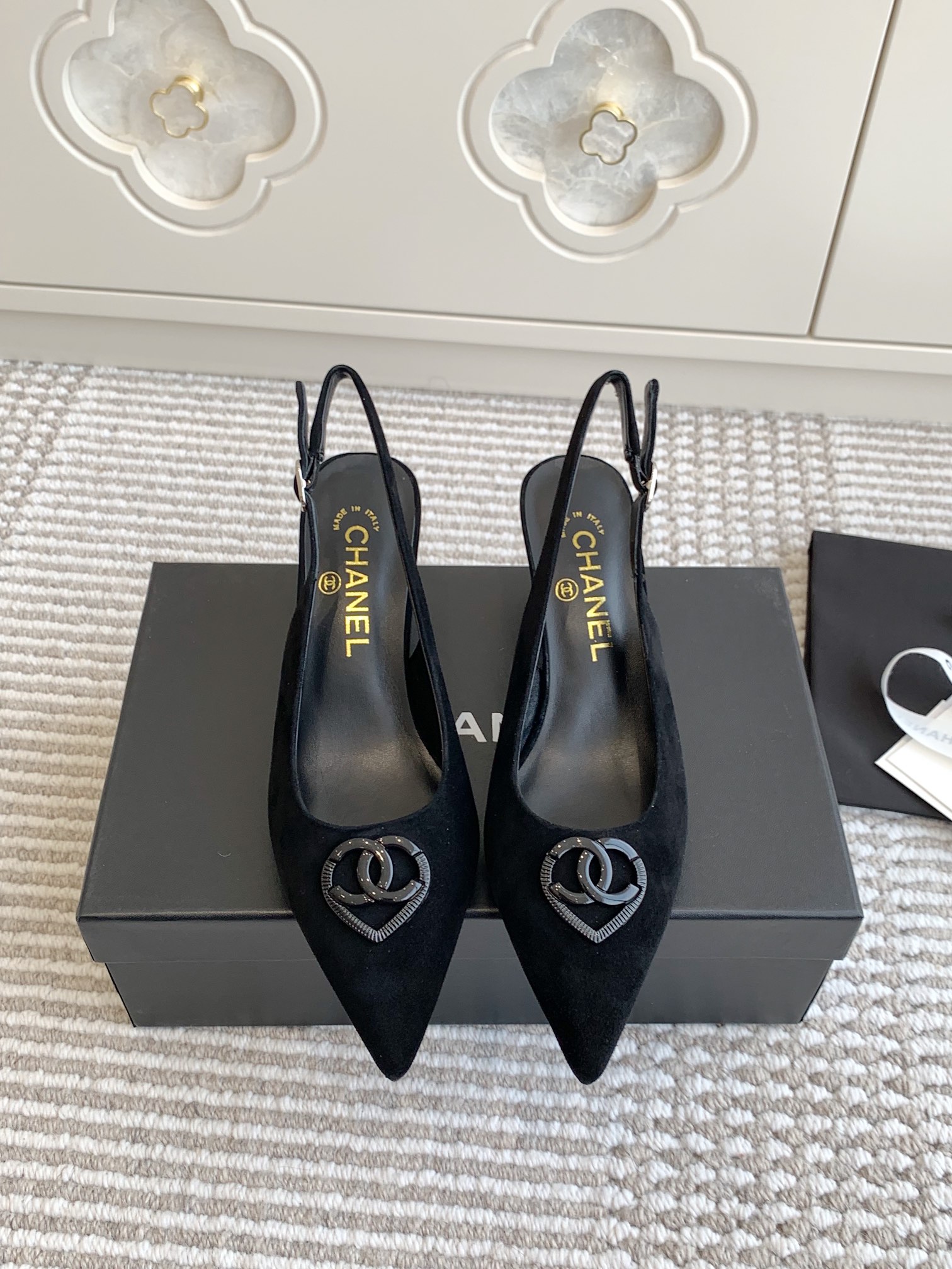 NO:239041,Purchase the new CHANEL Xiaoxiang 2025 spring and summer style, the middle series of fashionable love double C shallow-mouthed pointed-toe back sandals/single shoes. The foot is filled with an indescribable aura. It hits Xiaoxin classic and elegant very ladylike in one second. It is in line with the aesthetics of fairies. The pointed-toe design also makes the feet look thin, comfortable and not polished. The temperament has been carved into the shoes. The mid-heel 6cm does not need to hesitate. In fact, it is very easy to walk and wear, very stable, and can also lengthen the legs and increase the proportion and make you look thinner. It is recommended for a small person. The slingback series of fragrant grandma is an entry-level model. You can buy it with your eyes closed. The combination of the foot is intriguing and high-end!  The fabric is soft, ox patent leather/sheep velvet, the inner foot padded sheepskin, soft and delicate, Italian leather large sole, heel height 6cm!  size35-39 (customized by 40/41) original box packaging, single shoe sandals, chanel, sandals, sheepskin, Leather soles19860909批后空鞋 代购级CHANEL小香2025春夏新款,中古系列时尚爱心双C浅口尖头后空凉鞋/单鞋 上脚就是有那种说不出来的气场,一秒击中小心心经典又优雅非常淑女的一款,符合仙女们的审美,尖头设计也显脚瘦,舒服不磨脚,气质优雅已刻进鞋子里了,中跟6cm不用犹豫 实际上是非常好走好穿,很稳,还能妥妥拉长腿部比例增高又显瘦,小个子推荐,香奶奶slingback系列作为入门款,闭着眼买都不会错,上脚搭配就是耐人寻味的高级！ 面料柔软牛漆皮/羊反绒,内里垫脚羊皮,柔软细腻,意大利真皮大底,跟高6cm！ size35-39（40/41定做）原盒包装,单鞋凉鞋,chanel,sandals,sheepskin,Leather soles,Women's Shoes