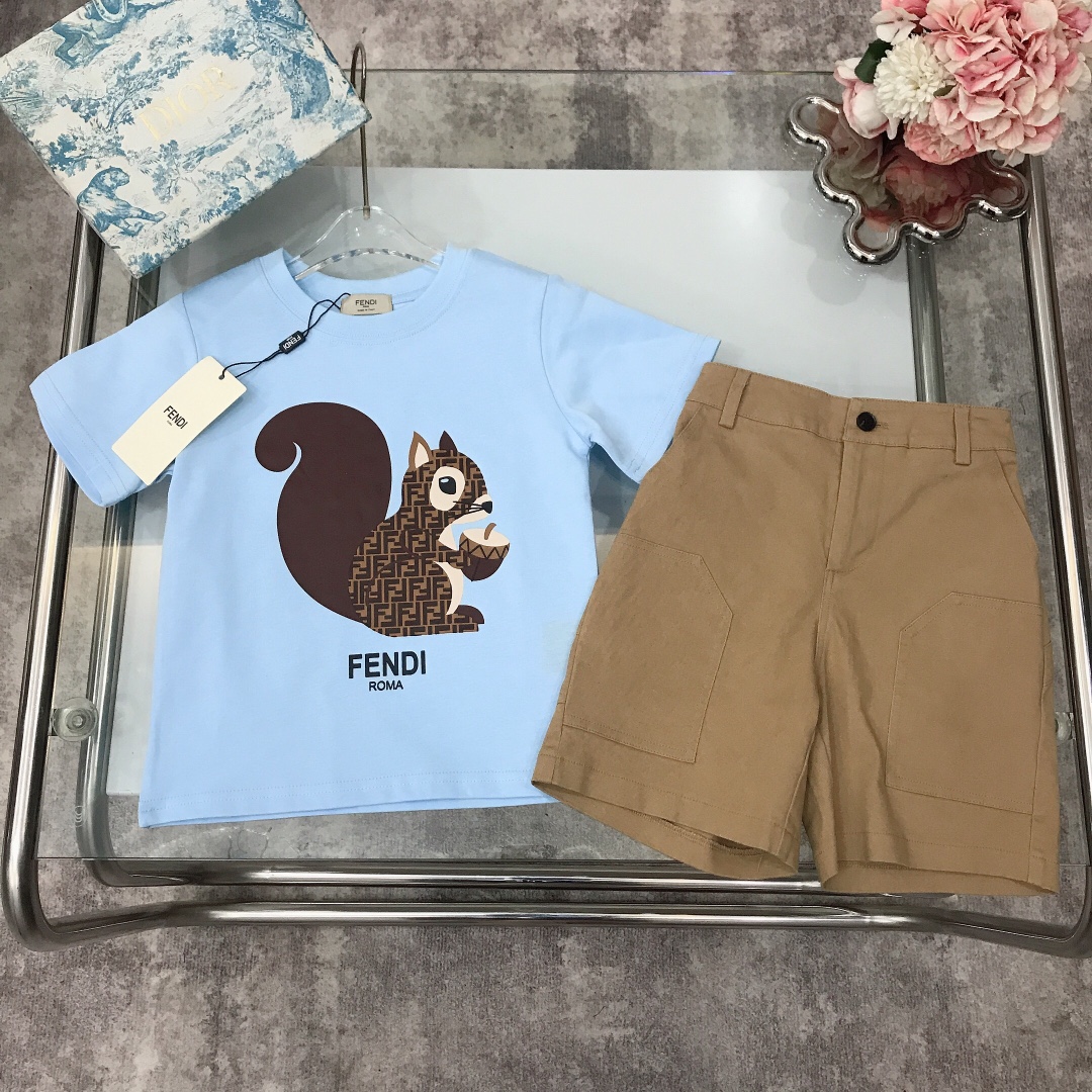 NO:210508,[Spot shipment] FEND* Limited series Pure cotton short sleeve embroidered oblique cotton shorts Pure cotton texture Soft and delicate exquisite style Original 1:1 gram weight 240G ~ The chest is matched with the iconic double FF printing design Diagonal cotton shorts paired with the rear pocket embroidered double FF, showing elegance and handsomeness, soft and comfortable, skin-friendly and not tied, excellent upper body effect, color blue Apricot size--120-130-140-150 [CM] Counter packaging 70, clothes, fendi, shorts, T-shirt,19860909【现货发】   FEND* 限定系列 纯棉短袖刺绣斜织棉短裤 纯棉质地 柔软细腻 精致款 原版1:1打造 克重240G打造～胸前搭配标志性双FF印花设计 斜织纯棉短裤搭配后口袋刺绣双FF 尽显优雅跟帅气 柔顺舒适 亲肤不扎 上身效果极好 颜色蓝色 杏色  size尺码--120-130-140-150【CM】 专柜包装70,衣服,fendi,shorts,T-shirt,,Children's