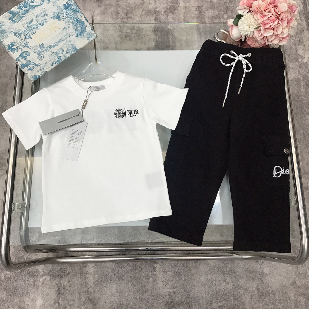 NO:210530,【Spot shipment】 DIO* Set Three-dimensional foam LOGO short-sleeved straight slim jeans Fixed woven and dyed cotton double yarn precision cotton ~ 240G g weight pure cotton fabric The front and back of the T-shirt is equipped with elastic fiber jeans trousers with large pockets Original hardware buttons on both sides Select high-quality custom cotton fabrics Soft and comfortable Simple and fashionable Crafts superimposed High-quality Super stylish and beautiful Color white size100-110-120-130-140-150【CM】 Full set of packaging 10, clothes, dior, jeans, T-shirt, tees, t-shirt,19860909【现货发】   DIO* 套装 立体发泡LOGO短袖直筒修身牛仔裤 定织定染全棉双纱精密棉～240G克重纯棉面料 T恤前后发泡立体标志附有弹性纤维牛仔长裤 两侧附有大口袋原版五金纽扣 甄选高级定制棉面料打造 柔软舒适 简约时尚 工艺叠加 看得见的高品质 超级有型又好看 颜色白色 size100-110-120-130-140-150【CM】 全套包装10,衣服,dior,jeans,T-shirt,tees，t-shirt,,Children's