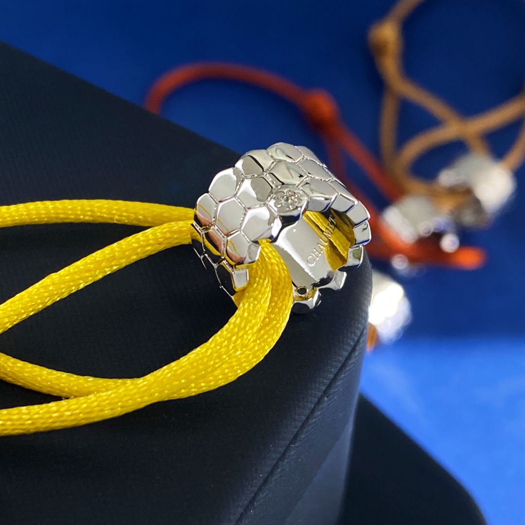 Luxury Jewelry Collection Featuring Silver, Gold, and Handmade Red Rope Designs - 图片 3