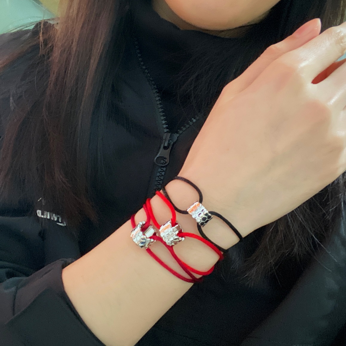 Luxury Jewelry Collection Featuring Silver, Gold, and Handmade Red Rope Designs - 图片 6