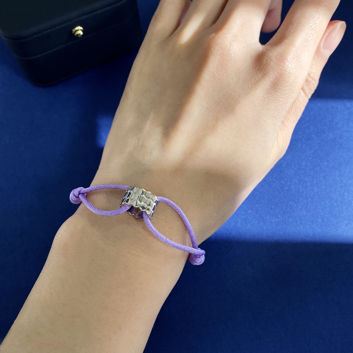 Luxury Jewelry Collection Featuring Silver, Gold, and Handmade Red Rope Designs - 图片 4