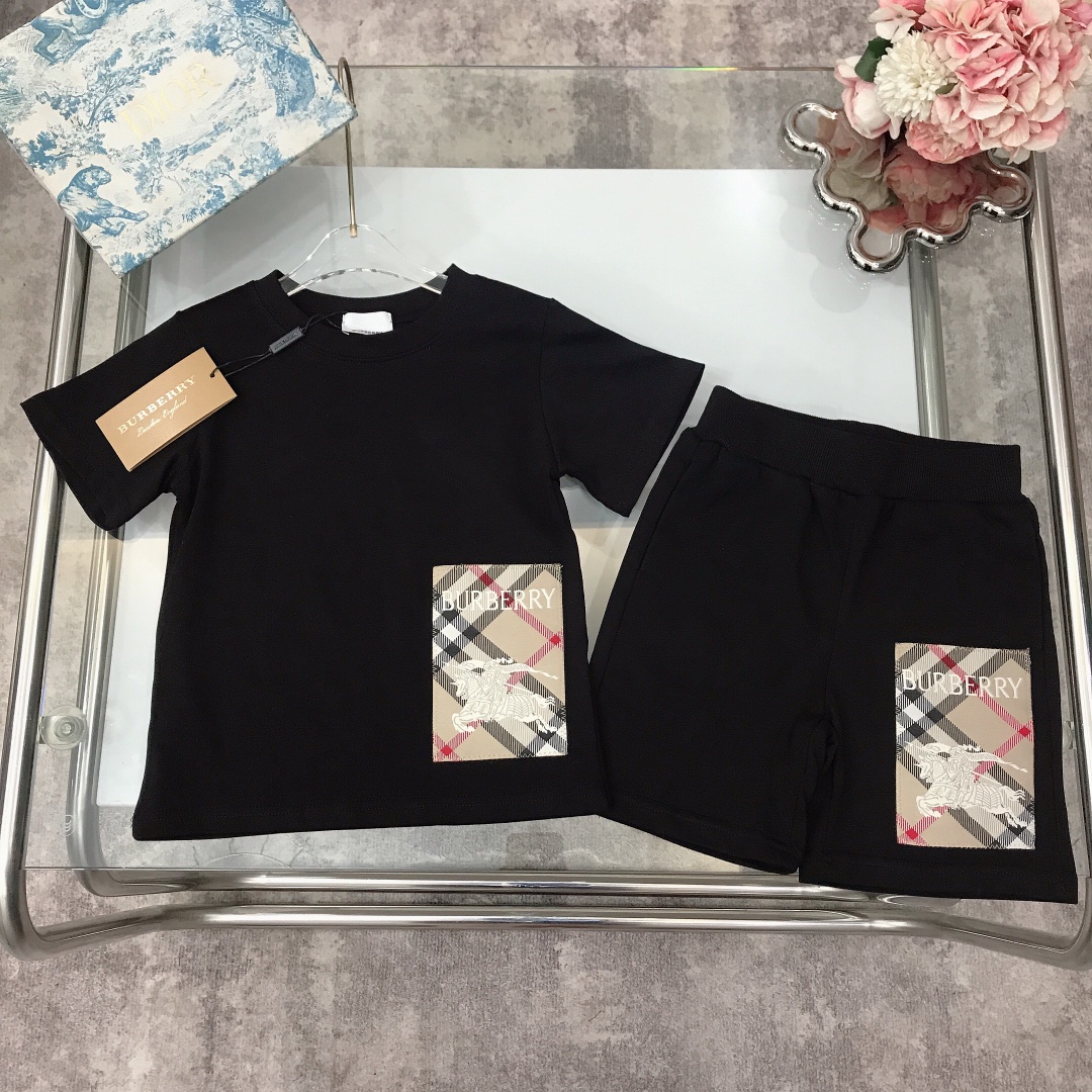 NO:210539,[Spot delivery] Burberr* Set The same style for the counter ~ [Short-sleeved shorts] Equestrian Knight War Horse Series ~ Wide neckline design The top is made of gram-weight fabric ~ The style is crisp and stylish with exquisite sewing at the corners of the clothes craftsmanship large-area webbing war horse embroidery using imported high-end customized cotton fabric stern high-end style, the upper body effect is very good Color black white Size-110-120-130-140-150 [CM] Requires counter packaging, clothes, burberry, shorts, T-shirt,19860909【现货发】   Burberr* 套装 专柜同款～【短袖短裤】马术骑士战马系列～加宽领口设计 上衣采用克重面料打造～版型挺括有型搭配衣角处精致缝制工艺裤脚处大面积织带战马刺绣 采用进口高端定制纯棉面料裁制 高级时髦款 上身效果非常好 颜色黑色 白色 尺码-110-120-130-140-150【CM】 需要专柜包装元,衣服,burberry,shorts,T-shirt,,Children's