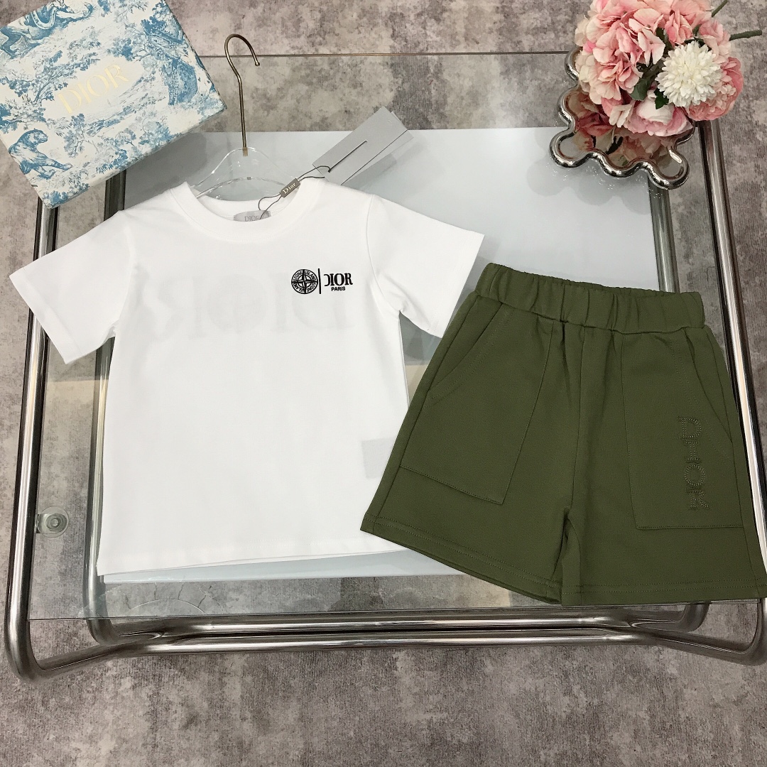 NO:210499,[Spot delivery] DIO*&Stone Island Co-branded model ~ Set The same style for the counter ~ [Short-sleeved shorts] Three-dimensional foam logo series on both sides of the top ~ Paired with thin wool sweater cotton sweater trousers Three-dimensional applicator logo embroidery widened neckline design Made of gram heavy fabric ~ The style is crisp and stylish with exquisite sewing technology at the corners of the clothes High-end fashionable style The upper body effect is very good Color white Size-110-120-130-140-150 [CM] Requires counter packaging, clothes, dior, hoodie, sweatshirts, shorts, T-shirt,19860909【现货发】   DIO*&石头岛 联名款～套装 专柜同款～【短袖短裤】上衣前后两面立体发泡logo系列～搭配薄款毛圈卫衣棉系卫衣裤 立体贴布logo刺绣 加宽领口设计 采用克重面料打造～版型挺括有型搭配衣角处精致缝制工艺 高级时髦款 上身效果非常好 颜色白色 尺码-110-120-130-140-150【CM】 需要专柜包装元,衣服,dior,hoodie,sweatshirts,shorts,T-shirt,,Children's