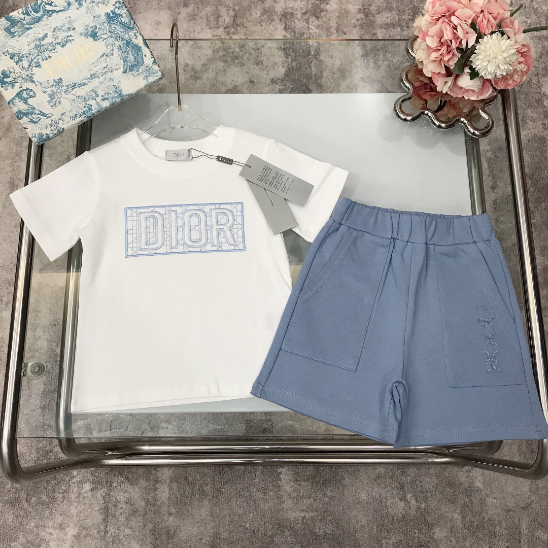 NO:210509,[Spot delivery] DIO* Set The same style in the counter ~ [Embroidered short sleeves shorts] The top is embroidered with a LOGO craft on the chest ~ with thin wool sweatshirts and cotton sweatshirts Three-dimensional logo embroidery, widened neckline design, made of gram heavy fabric ~ the style is crisp and stylish with exquisite sewing technology at the corners of the clothes High-end fashionable style The upper body effect is very good Size-110-120-130-140-150 [CM] Requires counter packaging, clothes, dior, hoodie, sweatshirts, shorts, T-shirt,19860909【现货发】   DIO* 套装 专柜同款～【刺绣短袖短裤】上衣胸前明线刺绣LOGO工艺～搭配薄款毛圈卫衣棉系卫衣裤 立体贴布logo刺绣 加宽领口设计 采用克重面料打造～版型挺括有型搭配衣角处精致缝制工艺 高级时髦款 上身效果非常好 尺码-110-120-130-140-150【CM】 需要专柜包装元,衣服,dior,hoodie,sweatshirts,shorts,T-shirt,,Children's