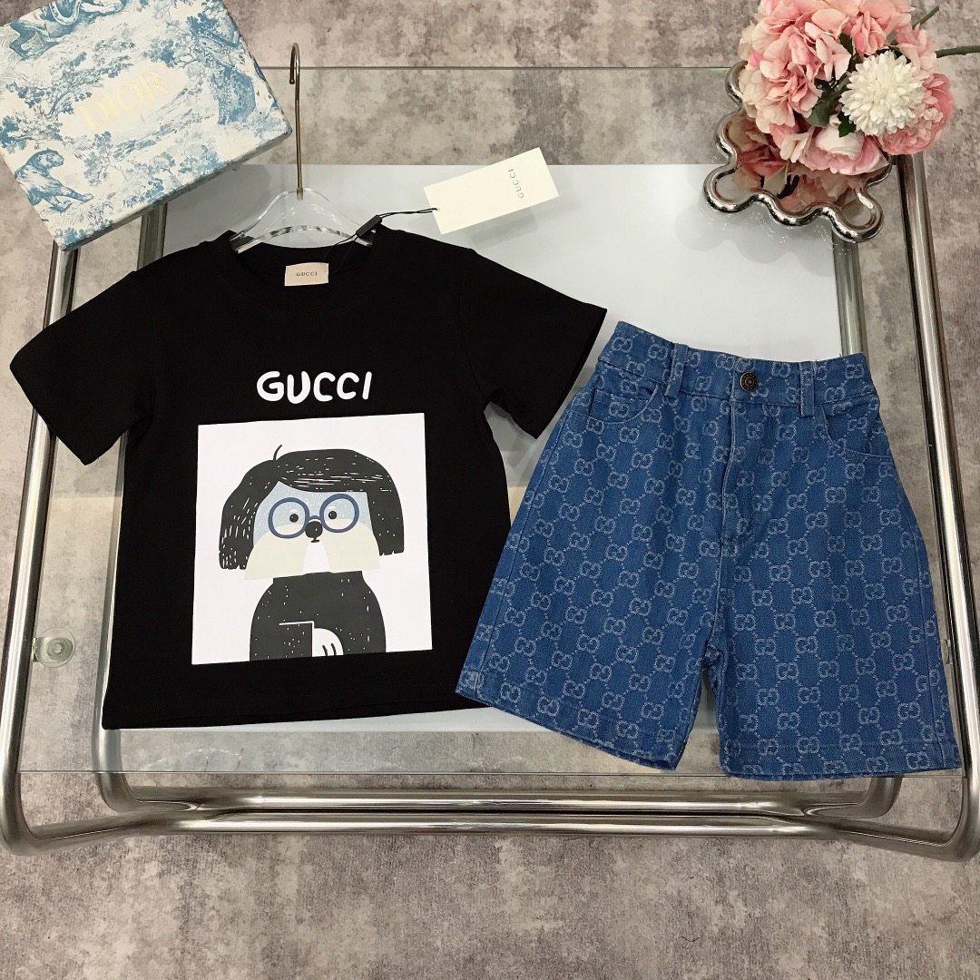 NO:210524,[Spot delivery] GUCC* Set Painted Printed LOGO Short-sleeved Denim Jacquard Shorts Definitely Dyeed Cotton Double Yarn Precision Cotton ~ G-g Heavy Pure Cotton Fabric T-shirt Cotton Jointly-branded Puppy T-shirt Jacquard Double GG Denim Shorts Original Hardware Button Replica Logo Selected High-quality Customized Cotton Fabric Soft and Comfort Simple and Fashion Craftsmanship Overlay Visible High-quality Super Stylish and Beautiful Size-110-120-130-140-150 [CM] Full Packaging 10, Clothes, gucci, shorts, T-shirt, tees, t-shirt,19860909【现货发】   GUCC* 套装 彩绘印花LOGO短袖牛仔提花短裤 定织定染全棉双纱精密棉～G克重纯棉面料 T恤联名小狗狗T恤提花双GG牛仔短裤 原版五金纽扣复刻logo 甄选高级定制棉面料打造 柔软舒适 简约时尚 工艺叠加 看得见的高品质 超级有型又好看  size-110-120-130-140-150【CM】 全套包装10,衣服,gucci,shorts,T-shirt,tees，t-shirt,,Children's