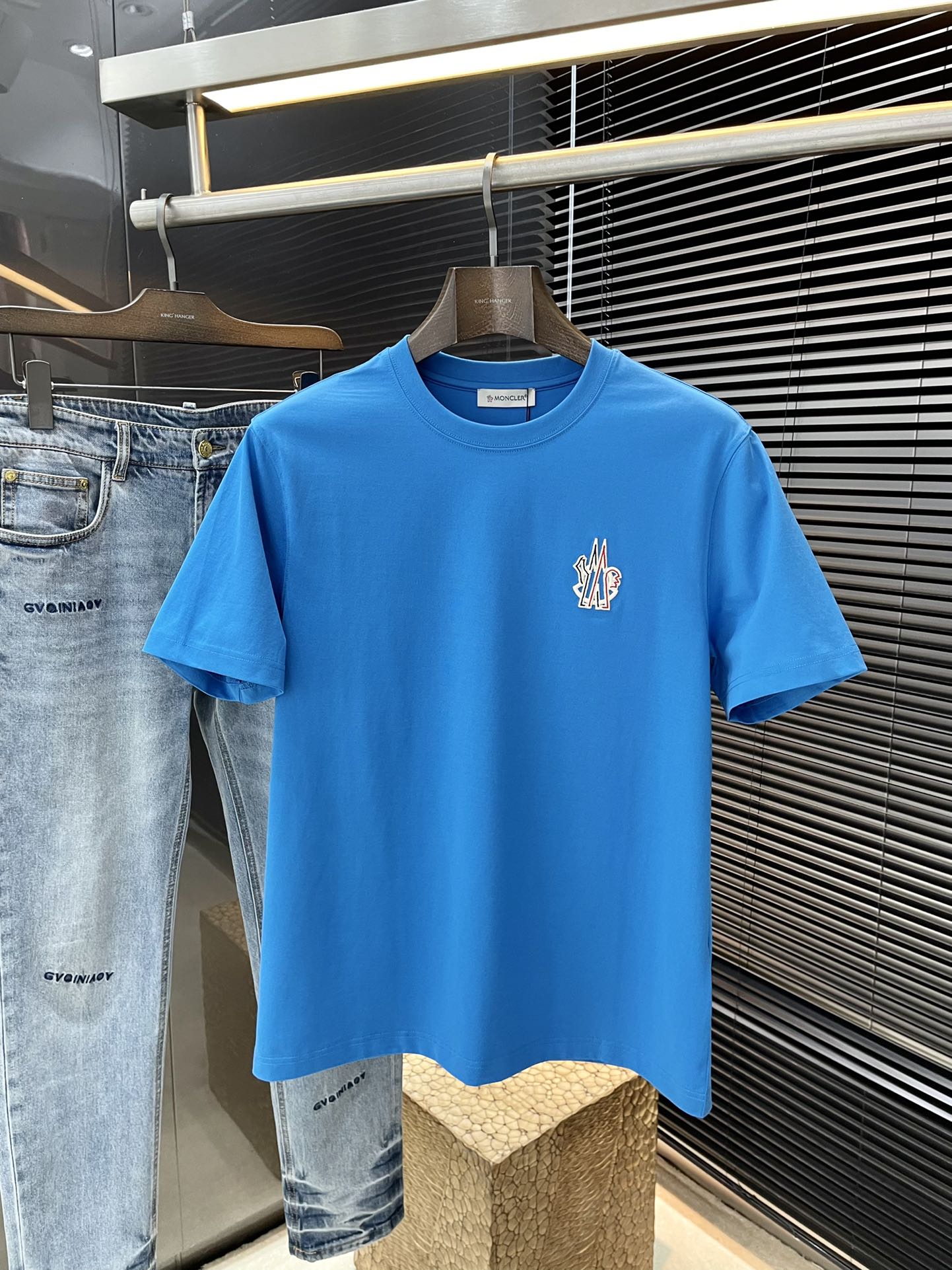 NO:116384,Moncher- (Shirt) series VIP high-end customization 2025 spring and summer new short-sleeved style versatile styles anyone can easily control. Fully customized fabric digital printing technology, high-quality cotton fabric. The fabric feels soft and comfortable and soft on the upper body. The simple style is very classy, ​​simple and unique, fashionable, the style is very exquisite, showing the aura, and will highlight the exquisiteness of business men!  Size M-3XL, Moncler, T-shirt, alexander wang19860909Moncher-（蒙口）系列 VIP高级定制 2025春夏季新款短袖 百搭款式 任何人都可以轻松驾驭 面料全订制数码印花工艺 高定一等品全棉面料 面料手感柔软,上身舒适柔软 简约的款式非常显档次,简约个性时尚,版型剪裁非常精致,显气场,又会凸显商务男士的精致！尺码M-3XL,,Moncler,T-shirt,alexander wang,Men's clothing