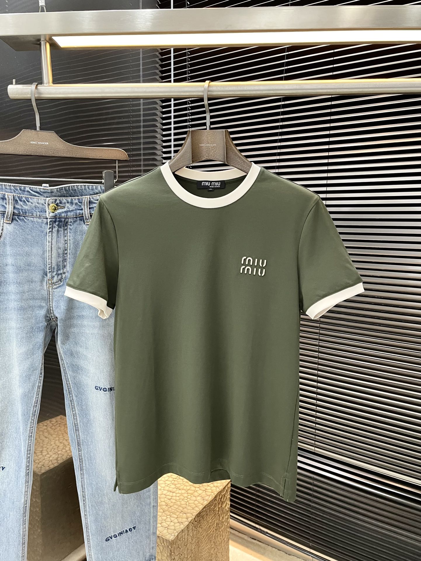 NO:116387,miu miu series VIP high-end customization 2025 spring and summer new short-sleeved style versatile styles anyone can easily control. Fully customized fabrics, high-quality first-class modal fabrics. The fabric feels soft and the upper body is comfortable and soft. The simple style is very classy, ​​simple and unique, fashionable, the style is very exquisite, showing the aura, and it will highlight the exquisiteness of business men!  Size M-3XL, miumiu, T-shirt, alexander wang19860909miu miu（缪缪）系列 VIP高级定制 2025春夏季新款短袖 百搭款式 任何人都可以轻松驾驭 面料全订制 高定一等品莫代尔面料 面料手感柔软,上身舒适柔软 简约的款式非常显档次,简约个性时尚,版型剪裁非常精致,显气场,又会凸显商务男士的精致！尺码M-3XL,,miumiu,T-shirt,alexander wang,Men's clothing