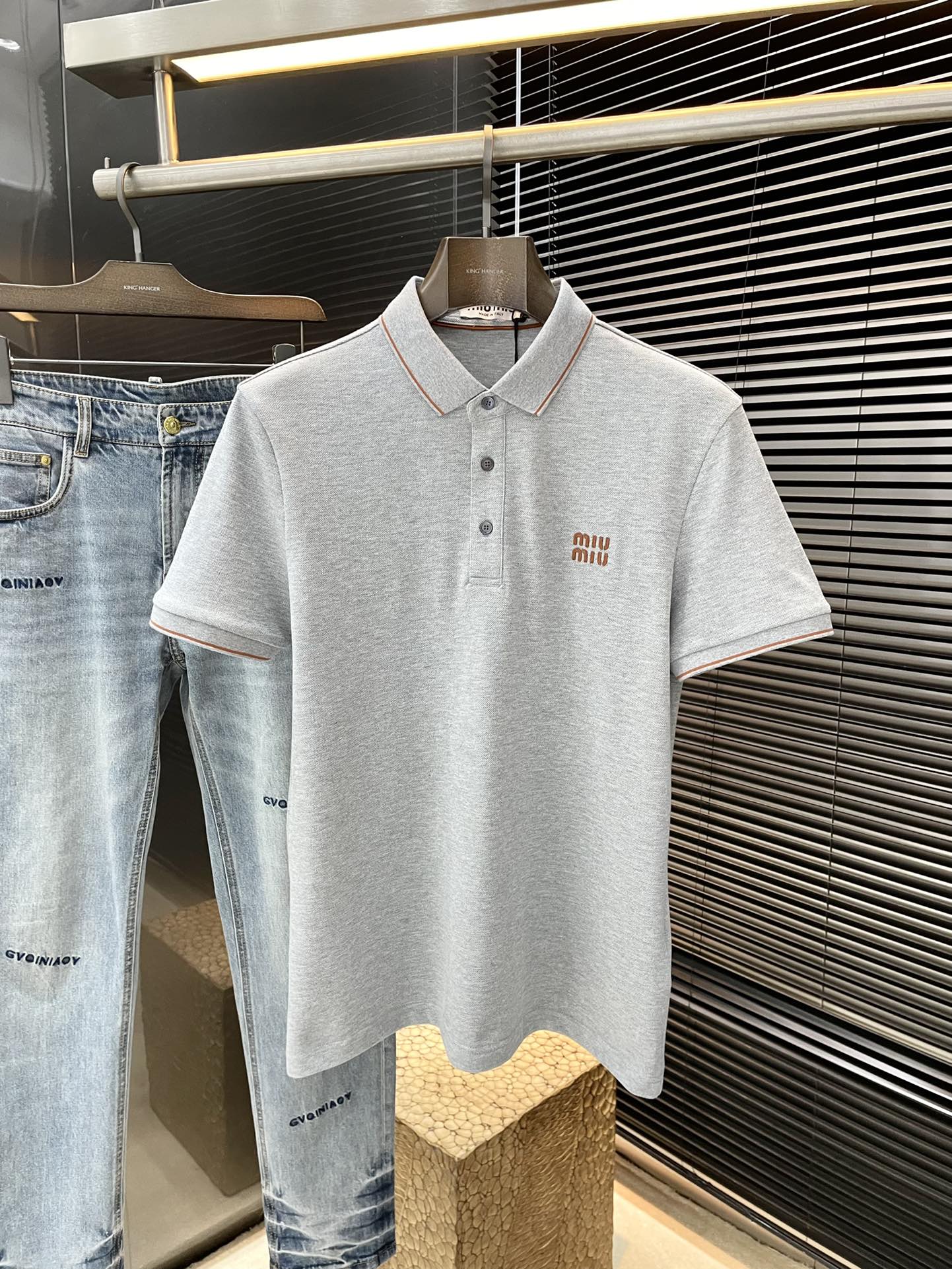 NO:116390,miu miu (Miao Miu) has the latest POLO short-sleeved sleeves in spring and summer 2025, using the latest cotton fabric, which is resistant to washing and not easy to fade, has a soft feel and soft and comfortable composition. Classic design style, special customization, simple cutting and splicing, reflecting the extraordinary craftsmanship of workers, full of high-end and fashionable feeling!  The style is quite good and casual and versatile. Size M-3XL, miumiu, T-shirt, alexander wang19860909miu miu（缪缪）2025年春夏最新款POLO短袖,采用最新全棉面料,耐水洗不易掉色,手感柔软、成分柔软舒适 经典设计风格 特殊定制 简单的裁剪方式拼接,体现出工人不凡的工艺,高端时尚感十足！版型相当赞休闲百搭款.尺码M-3XL,,miumiu,T-shirt,alexander wang,Men's clothing