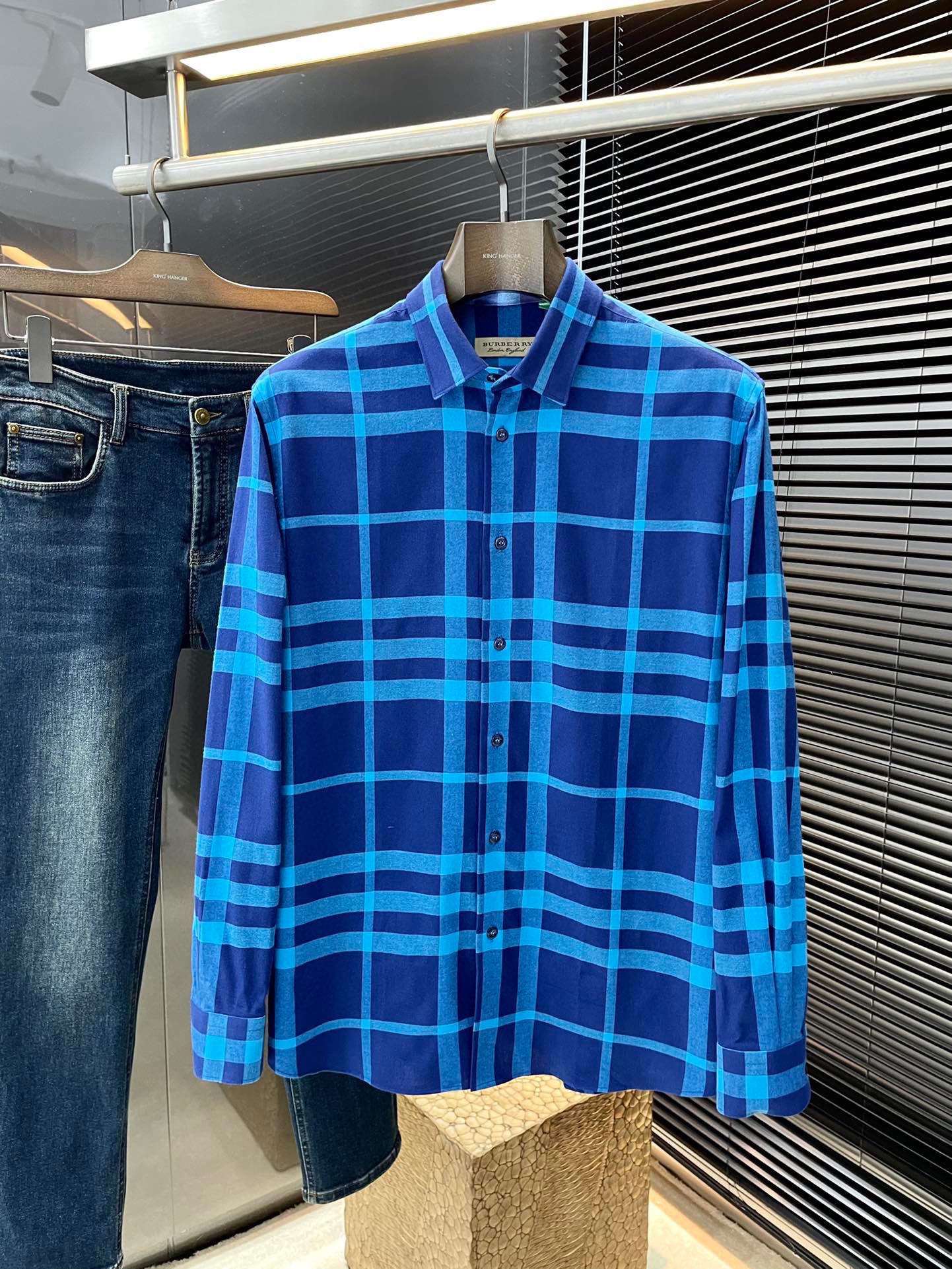 NO:116393,Burberry- (Burberry) Spring 2025 new product, same style as celebrities. While reinterpreting classic elements, the latest trendy accessories are favored by fashion people. The simple style makes you more personalized, and the cotton fabric shows an elegant and gentlemanly style. The special shirt fabric presents you with a different hi-tail shirt. It is soft and skin-friendly, with a smooth and delicate feel, straight dressing, and a SLIM FIT tailored. It is absolutely crisp and handsome!  It is a slim style. It is a good choice for versatile daily or business occasions. It is high-quality, perfect and handsome in business and casual!  Size 48-56, Burberry, Burberry, Shirts, Alexander wang19860909Burberry-（巴宝莉）2025春季新品 明星同款 重新诠释经典元素的同时,最新潮流配饰 时尚人士的青睐 简约的风格令您更具个性,棉面料展现典雅绅士风范.特殊的衬衫面料为你呈现不一样的高定衬衣 绵软亲肤,手感柔滑细腻,穿着笔挺,剪裁属于SLIM FIT 绝对挺括帅气的版型！属于修身款式 百搭日常或者商务场合都是很好的选择,高品质的,商务休闲完美帅气驾驭！尺码48-56,,burberry,burberry,shirts,alexander wang,Men's clothing