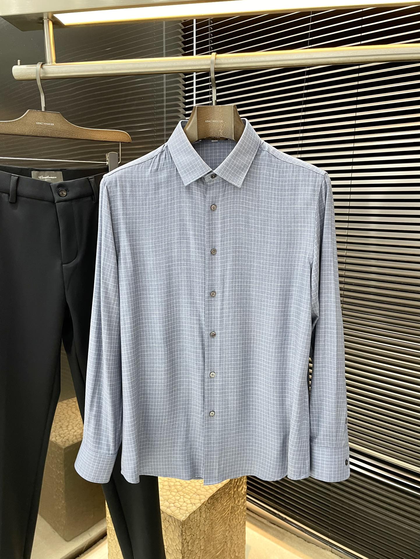 NO:116370,Gucci (Gucci) Spring 2025 new product, same style as celebrities. While reinterpreting classic elements, the latest trendy accessories are favored by fashion people. The simple style makes you more personalized, and the cotton fabric shows an elegant and gentlemanly style. The special shirt fabric presents you with a different hi-tail shirt. It is soft and skin-friendly, with a smooth and delicate feel, straight dressing, and a SLIM FIT cut. It is absolutely crisp and handsome!  It is a slim style. It is a good choice for versatile daily or business occasions. It is high-quality, perfect and handsome in business and casual!  Size 48-56 Shipping the next day, Gucci, Gucci, Shirts, Alexander wang19860909Gucci（古驰）2025春季新品 明星同款 重新诠释经典元素的同时,最新潮流配饰 时尚人士的青睐 简约的风格令您更具个性,棉面料展现典雅绅士风范.特殊的衬衫面料为你呈现不一样的高定衬衣 绵软亲肤,手感柔滑细腻,穿着笔挺,剪裁属于SLIM FIT 绝对挺括帅气的版型！属于修身款式 百搭日常或者商务场合都是很好的选择,高品质的,商务休闲完美帅气驾驭！尺码48-56 隔天出货,,gucci,gucci,shirts,alexander wang,Men's clothing