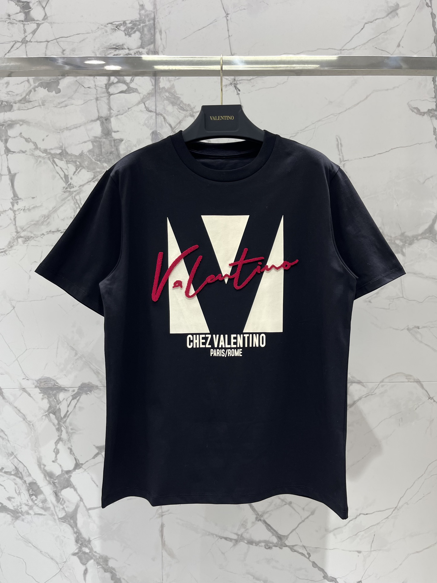 NO:315272,* Valentino SS25 spring and summer new heavy-industrial printed short-sleeved cotton material, breathable and comfortable texture, loose short-sleeved T-shirt cut, highlighting style, made of gram-weight pure cotton, draped and slimming visual effect, chest using high-quality printing technology to restore colors and use color blocks to outline three-dimensional logo patterns. The floral characters enhance the logo level and create a unique style of fashionable and relaxed style. The inner wear is brilliant and fashionable!  yard count, valentino, T-shirt,tees, t-shirt,alexander wang19860909* 华伦天奴SS25春夏新款重工印花短袖 全棉材质 透气舒适质感十足宽松短袖T恤裁剪 凸显格调 采用克重纯棉制成垂坠感十足呈现显瘦视觉效果胸前利用优质印花工艺还原色彩利用色块勾勒出立体风格的徽标图案 花体字加强标识度时尚立现打造个性风格时髦松弛 单穿内搭都出彩时髦！ 码数,,valentino,T-shirt,tees，t-shirt,alexander wang,Women's clothing