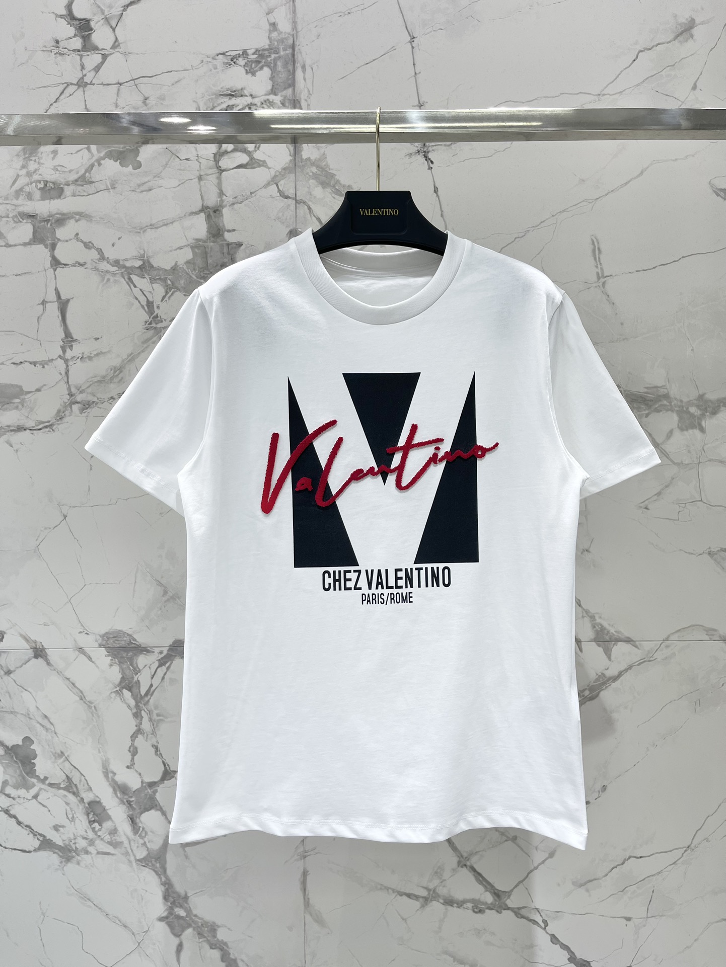 NO:315275,* Valentino SS25 spring and summer new heavy-industrial printed short-sleeved cotton material, breathable and comfortable texture, loose short-sleeved T-shirt cut, highlighting style, made of gram-weight pure cotton, draped and slimming visual effect, chest using high-quality printing technology to restore colors and use color blocks to outline three-dimensional logo patterns. The floral characters enhance the logo level and create a unique style of fashionable and relaxed style. The inner wear is brilliant and fashionable!  SML, valentino, T-shirt,tees, t-shirt,alexander wang19860909* 华伦天奴SS25春夏新款重工印花短袖 全棉材质 透气舒适质感十足宽松短袖T恤裁剪 凸显格调 采用克重纯棉制成垂坠感十足呈现显瘦视觉效果胸前利用优质印花工艺还原色彩利用色块勾勒出立体风格的徽标图案 花体字加强标识度时尚立现打造个性风格时髦松弛 单穿内搭都出彩时髦！ 码数SML,,valentino,T-shirt,tees，t-shirt,alexander wang,Women's clothing