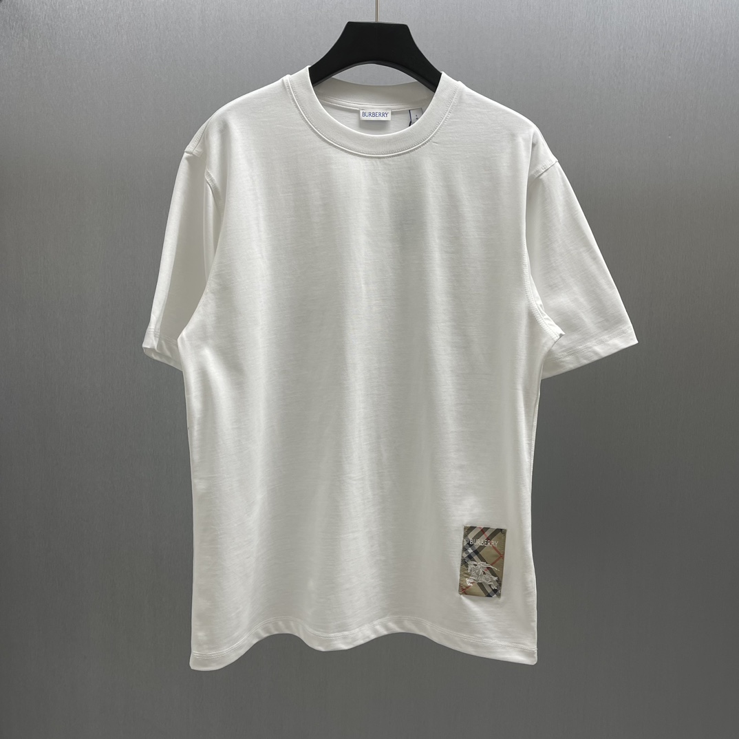 🧧Camiseta de algodón con etiqueta a cuadros BBR Talla: S-XL Descripción del producto Camiseta, confeccionada en tejido…
