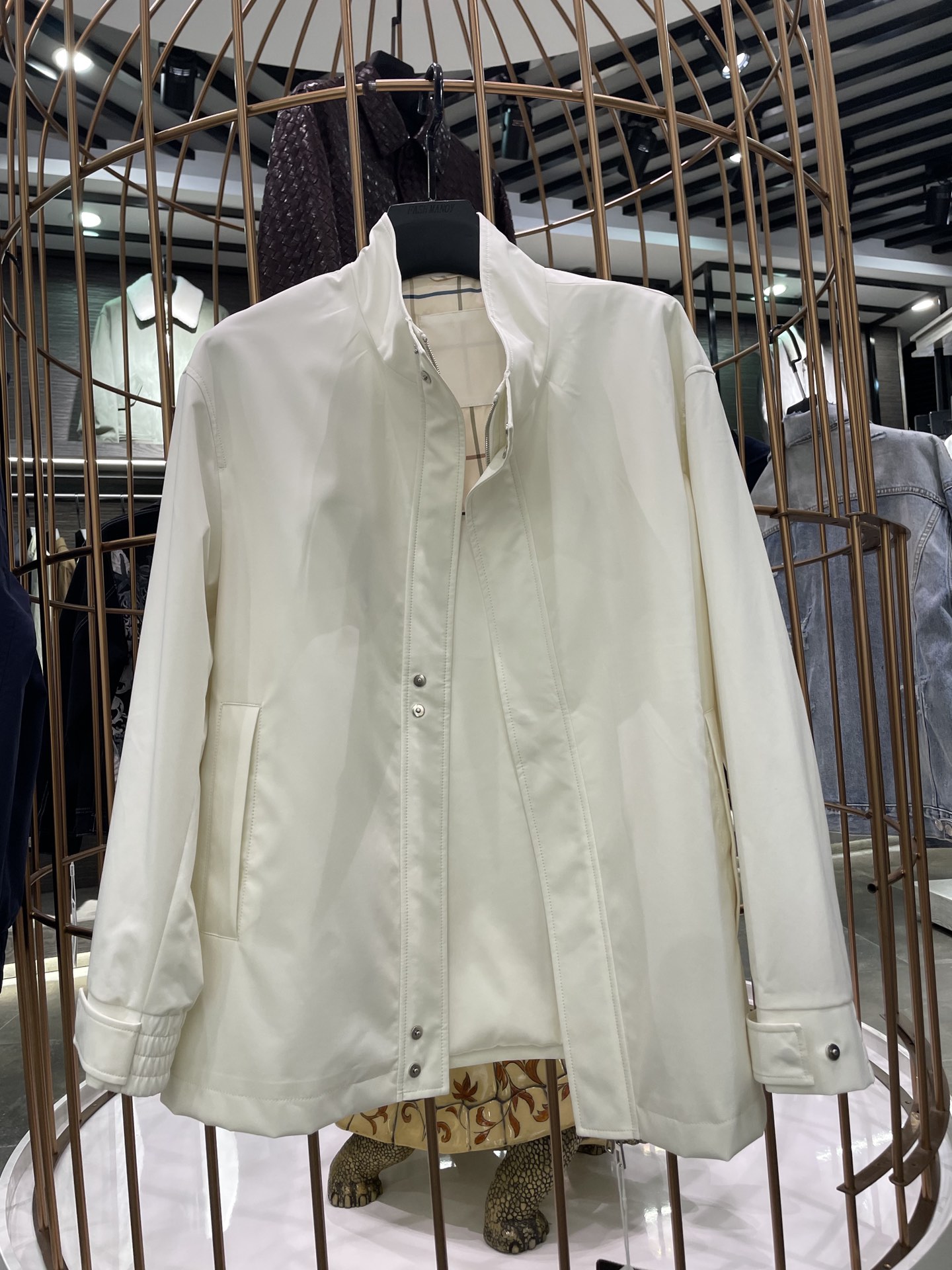 NO:116077,Burberry-2025 counter custom fabric stand collar jacket jacket is shipped. It uses polyester fiber custom fabric, giving the jacket excellent wear resistance and wrinkle resistance. The polyester fiber material inside increases the smoothness and comfort of the jacket, making it easy to handle and easy to store. Customized zippers and accessories show their taste!  The upper body effect can be seen. Number of codes: 48-56 (with Hong Kong Lane Crawford Gift Box Package), Jackets & Coats, Jackets & Coats, Alexander wang19860909博柏利-2025专柜定制面料立领夹克外套出货.采用了聚酯纤维定制面料,赋予了夹克出色的耐磨性与抗皱性,而内里的聚酯纤维材质,增加了夹克的光滑度与舒适度,使其易于打理,便于收纳.定制拉链和辅料彰显品味！上身效果看得见.码数:48-56(配香港连卡佛礼盒包装),,jackets & coats,jackets & coats,alexander wang,Men's clothing