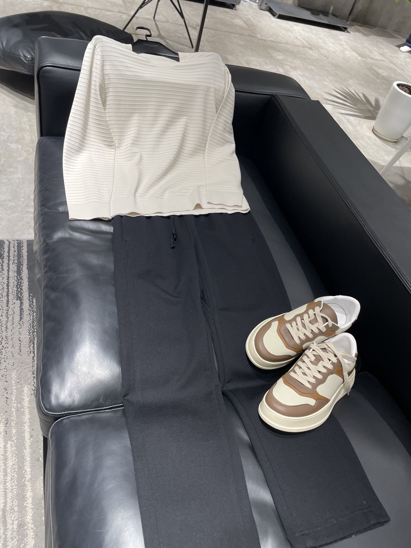 NO:116083,BV-2025 striped fixed-woven fixed-dyed knitted long sleeves adopt 10 lyceler. Its strength and durability Lyceler fiber has high dry-wet strength, with a dry-wet-strength ratio of 85, high swelling, and a dry-wet-volume ratio of 1:1.4. These characteristics make it maintain good physical properties under various humidity conditions. Breathability and comfort Lyceler fiber has good breathability and moisture permeability, comfortable to wear, not easy to generate static electricity, anti-allergic, and suitable for wearing under various climatic conditions. Appearance and feel Lyceler fiber has bright and beautiful surface, with the smooth touch and softness of silk. Dyeing performance Lyceler fiber has good dyeing performance, excellent color fixation, and is not easy to fade Size 48-56 (with Hong Kong Lane Crawford Gift Box Packaging), bottega veneta, real silk, alexander wang19860909BV-2025条纹定织定染针织长袖 采用10莱赛尔 其强度与耐用性莱赛尔纤维具有高的干湿强力,干湿强比达到85,溶胀性高,干湿体积比为1:1.4,这些特性使得其在各种湿度条件下都能保持良好的物理性能. 透气性与舒适性莱赛尔纤维具有良好的透气性和透湿性,穿着舒适,不易产生静电,抗过敏,适合各种气候条件下的穿着. 外观与手感莱赛尔纤维表面光鲜亮丽,具有真丝的爽滑触感和柔软感 染色性能莱赛尔纤维具有良好的染色性能,固色优良,不易掉色 尺码48-56（配香港连卡佛礼盒包装）,,bottega veneta,real silk,alexander wang,Men's clothing