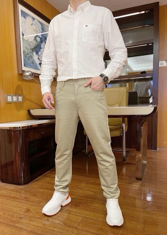 NO:116092,Tommy-2025 counter latest casual pants are shipped, and European and American counters are popular!  Selected Italian imported fine cotton   recycled fiber fabric with a straight slim fit design, the brand logo on the front pocket and the brand English on the back pocket show taste, which is definitely a business and casual boutique. The number is 29-38 (model 173/130 wears 31, with Hong Kong Lane Crawford gift box packaging),,alexander wang19860909汤米-2025专柜最新款休闲裤出货 欧美专柜热销单品！精选意大利进口精棉 再生纤维面料搭配直筒修身设计,前袋口的品牌标志和后袋上的品牌英文彰显品味 绝对是商务休闲精品.码数29-38（模特173/130穿31,配香港连卡佛礼盒包装）,,alexander wang,Men's clothing