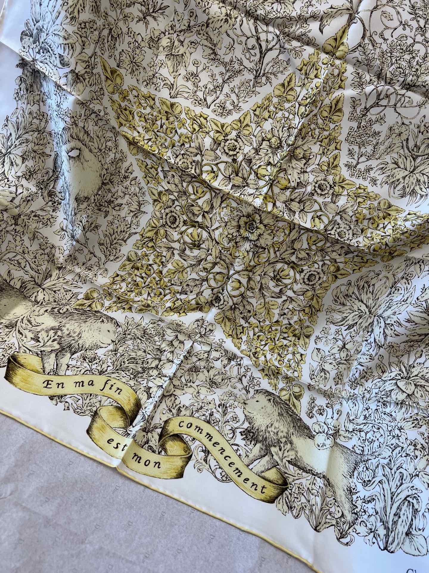 价格(不含包装)
𝐃𝐈𝐎𝐑 •  25𝓝𝓮𝔀《世界之星》 金色
Size：90x90cm 100%真丝
