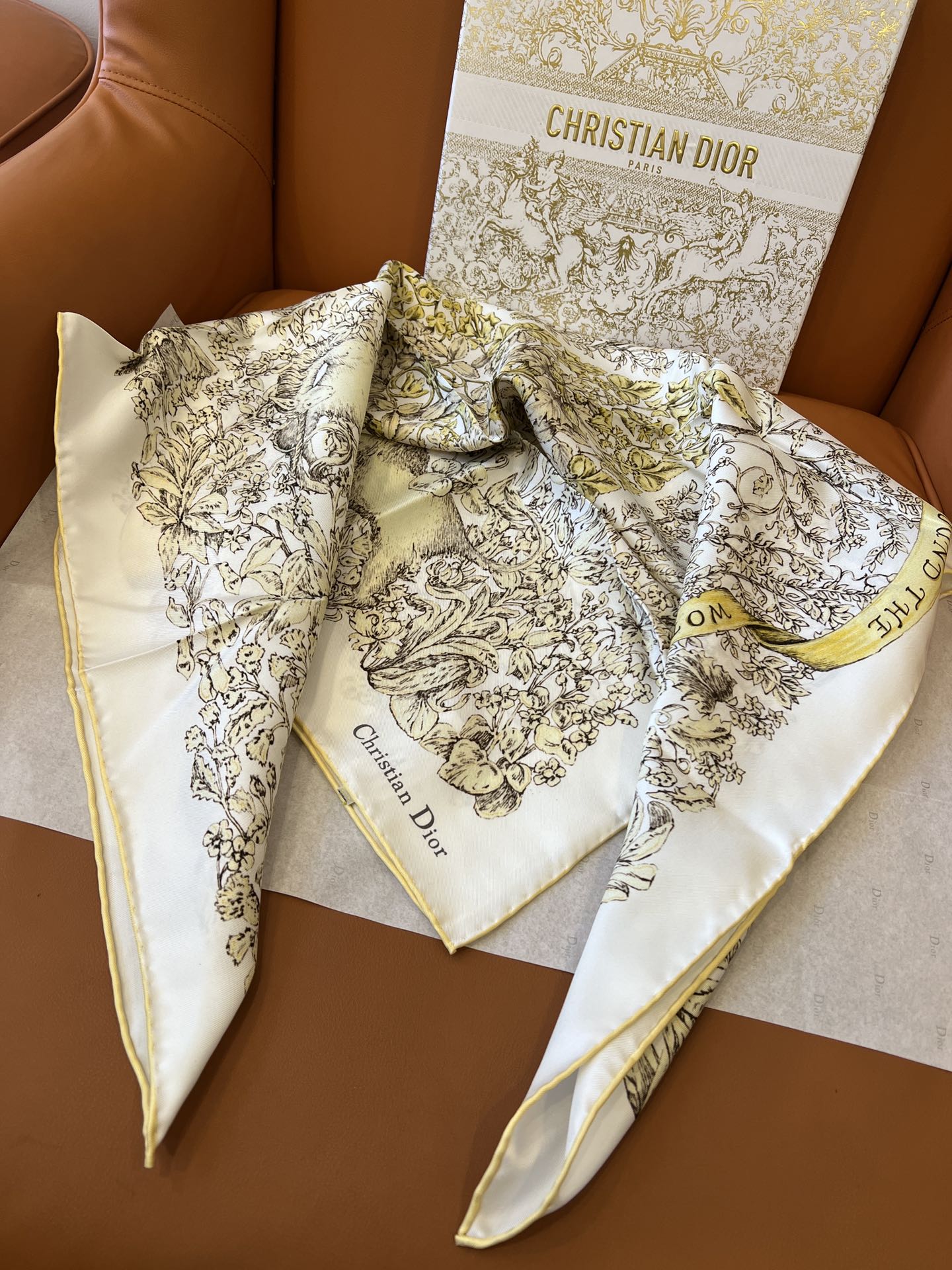 价格(不含包装)
𝐃𝐈𝐎𝐑 •  25𝓝𝓮𝔀《世界之星》 金色
Size：90x90cm 100%真丝
