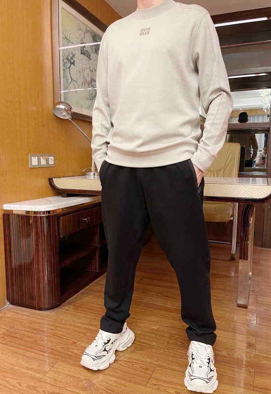 NO:116076,Miumiu-2025 counter latest models arrive, hot-selling items for European and American counters!  Selected Italian imported cashmere   recycled fiber fabrics with fashionable designs, the logo on the chest shows the charm, the base looks very good on the outside. Size 48--56 (model 173/130 wears 48 sizes, with Hong Kong Lane Crawford gift box packaging),,miumiu,alexander wang19860909Miumiu-2025专柜最新款到货 欧美专柜热销单品！精选意大利进口羊绒 再生纤维面料搭配时尚的设计,胸前的标志彰显韵味 打底外穿都相当好看.尺码48--56码（模特173/130穿48码,配香港连卡佛礼盒包装）,,miumiu,alexander wang,Men's clothing