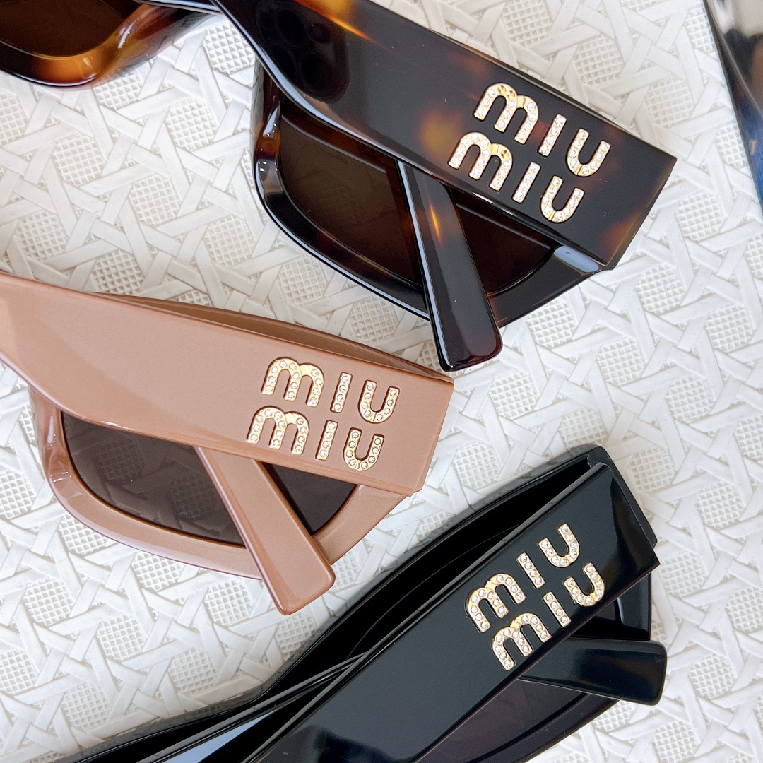  𝗠𝗜𝗨𝗠𝗜𝗨  高版跑量价
MOD：SMU09S 
Size：53-22-140
🔝🔝