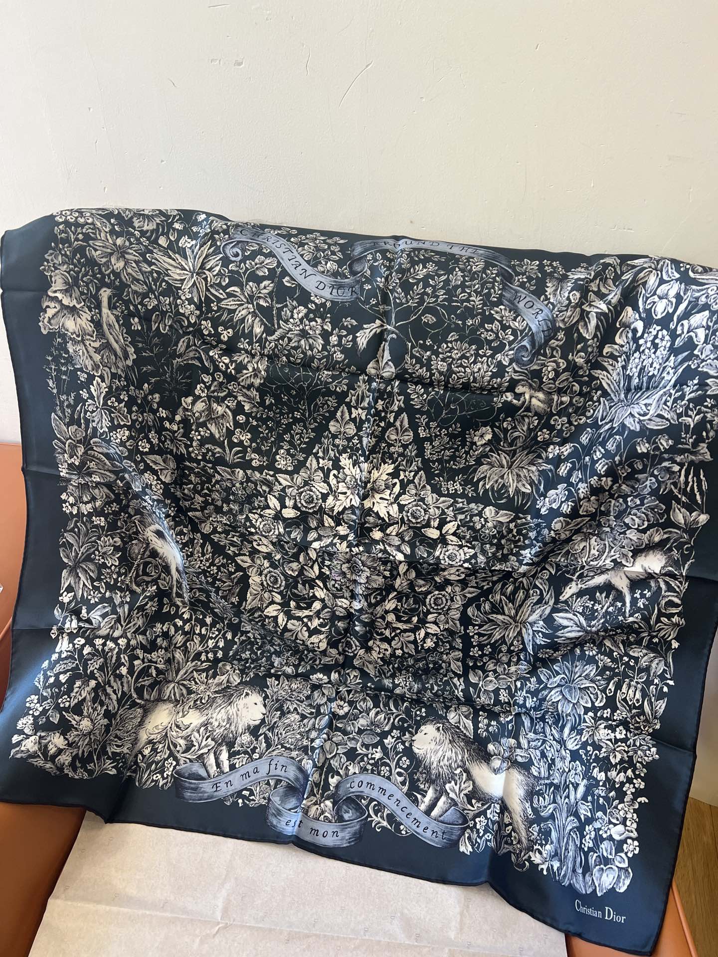 价格(不含包装)
𝐃𝐈𝐎𝐑 •  25𝓝𝓮𝔀《世界之星》 暗夜蓝色
Size：90x90cm 100%真