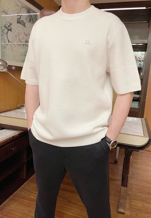 NO:116085,Dior-2025 counter latest hot round neck T-shirts are shipped, and European and American counters are released simultaneously!  Selected Italian imported knitted wool with the latest design, the chest logo shows fashion, the upper body effect can be seen. Number of codes 48-56 (model 173/130 wears 48, with Hong Kong Lane Crawford gift box packaging), dior,tees, t-shirt,alexander wang19860909迪奥-2025专柜最新爆款圆领T恤出货 欧美专柜同步发售！精选意大利进口针织羊毛搭配最新的设计,胸口的标志彰显时尚 上身效果看得见.码数48-56（模特173/130穿48、配香港连卡佛礼盒包装）,,dior,tees，t-shirt,alexander wang,Men's clothing