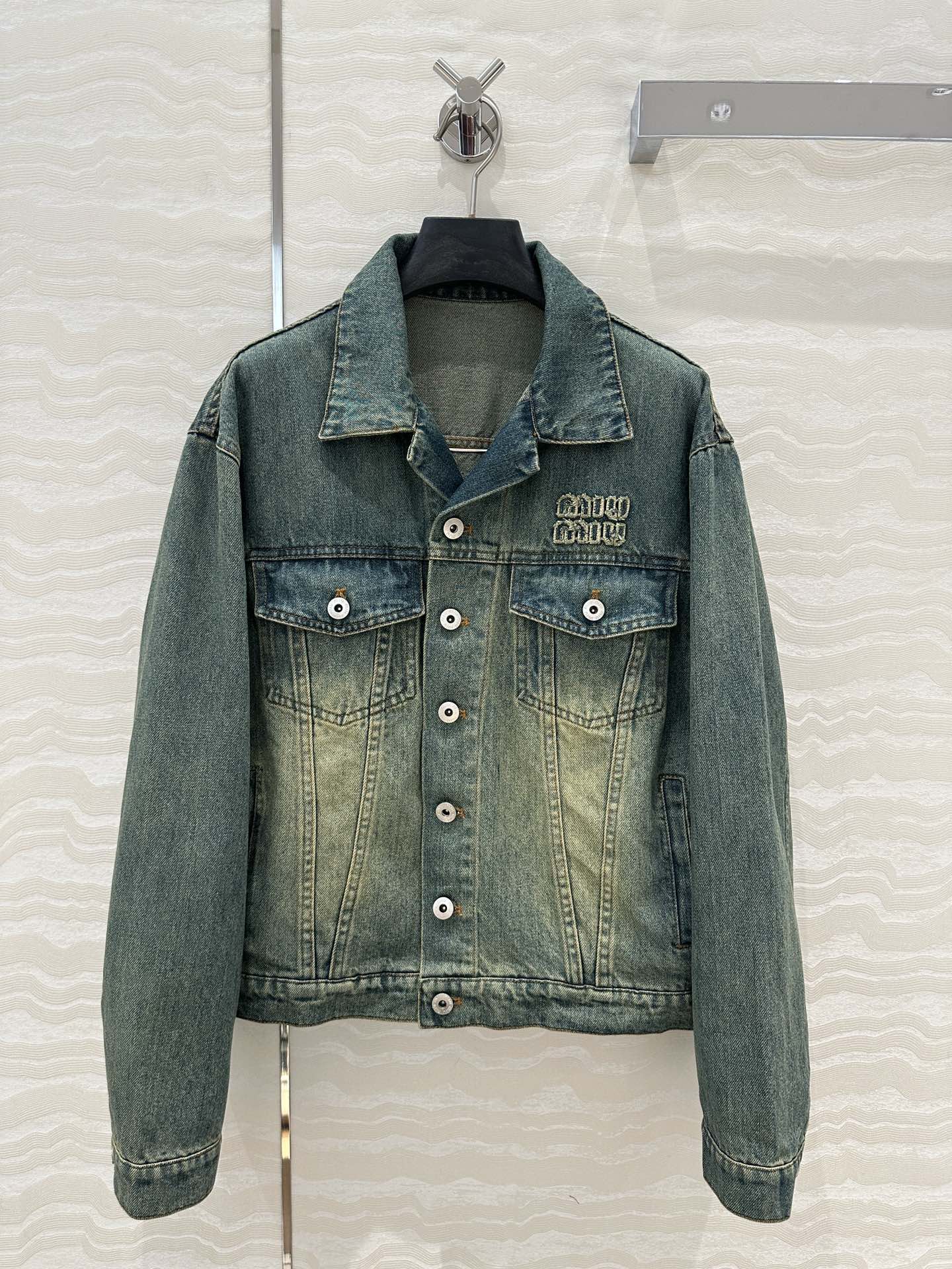 独家首发❤️原单品质miu系少女牛仔夹克外套！25s早春新品！痞帅天花板减龄时髦又帅气！口袋刺绣字母细节