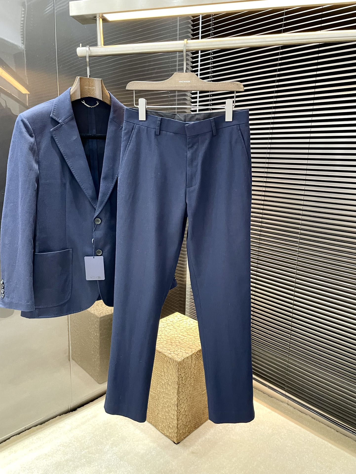 NO:116373,Pants LOUIS VUITTON (Louis Vuitton) 2025 new BLASON cotton jacquard Naples suit, this suit is made of comfortable cotton, and uses Italian tailoring to create a soft outline. The full-frame LVBlason jacquard weave highlights the brand style. The Marque L.Vuitton déposée embossed leather label is placed behind it, and can be matched with the same trousers. The style is novel and unique, and the upper body is super elegant. It is highly recommended!  Tops and pants size 46 48 50 52, louis vuitton,louis vuitton,louis vuitton,alexander wang19860909裤子 LOUIS VUITTON（路易威登）2025新款BLASON 棉质提花那不勒斯式西服套装,本款套装取材舒适棉布,以意式剪裁塑造柔和轮廓.全幅LVBlason 提花织纹彰显品牌格调,Marque L.Vuitton déposée压纹皮革标签栖身背后,可与同款长裤搭配,款式新颖别致,上身超显气质,强烈推荐！ 上衣裤子码数46 48 50 52,,louis vuitton,louis vuitton,louis vuitton,alexander wang,Men's clothing