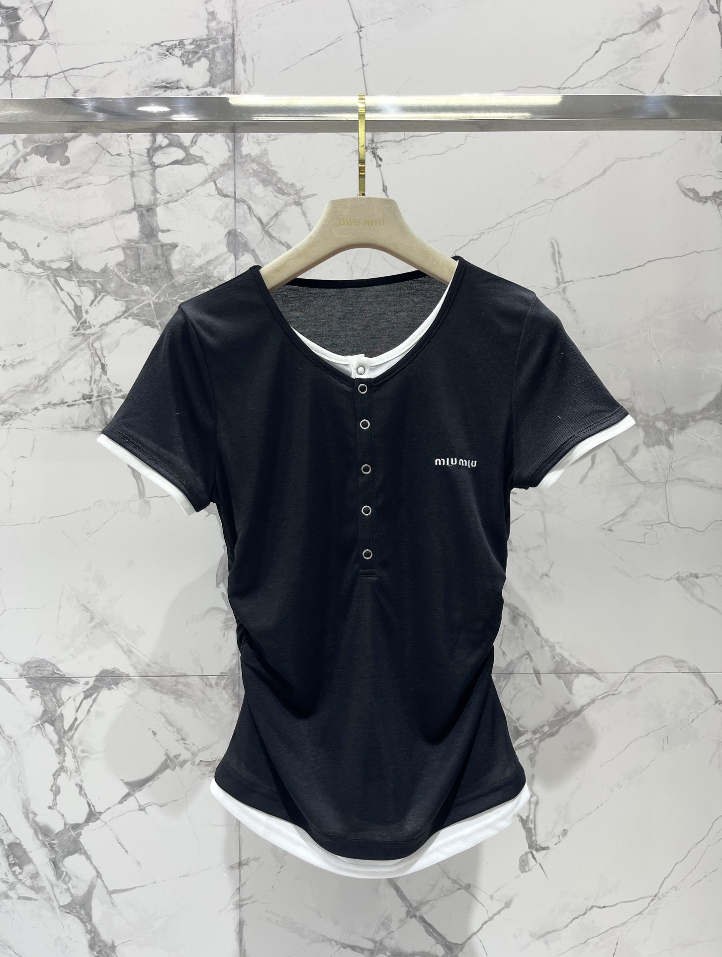 NO:316730,* Miao Miao's new early spring style, embroidered letters on the chest, decorate fake two-piece contrasting color half-open button short sleeves. The design of fake two-piece is simply great!  It has a sense of layering and does not seem too complicated. It is simply a fashionable item that can be easily controlled by novice dressing!  The combination is also superb!  The contrasting color design makes the whole dress full of vitality. Whether worn alone or with a jacket, it can become the focus. The half-button design adds a bit of sexiness and femininity, making it unforgettable at a glance!  The fabric is also super comfortable, soft and skin-friendly, and has good breathability. When worn on your body, it seems to be wrapped in clouds. In the morning of early spring, pair it with a pair of high-waisted jeans or skirt, and then wear a pair of white shoes or high heels. You are the most beautiful baby on the street!  SML, high heels, skirts, jeans, jackets & coats, T-shirt, alexander wang19860909* 缪缪早春新款 胸前刺绣字母装饰假两件撞色半开扣短袖 假两件的设计简直太棒了！既有了层次感,又不会显得过于复杂,简直是穿搭小白也能轻松驾驭的时尚单品！ 搭配也是超级赞！撞色的设计让整件衣服充满了活力,无论是单穿还是搭配外套都能成为焦点半开扣的设计更是增添了几分性感和女人味,让人一眼难忘！ 面料也是超级舒服,柔软亲肤,透气性好,穿在身上仿佛被云朵包裹着一样～早春的早晨,搭配一条高腰牛仔裤或者半身裙,再踩上一双小白鞋或者高跟鞋,你就是街上最靓的崽！ 码数SML,,high heels,skirts,jeans,jackets & coats,T-shirt,alexander wang,Women's clothing