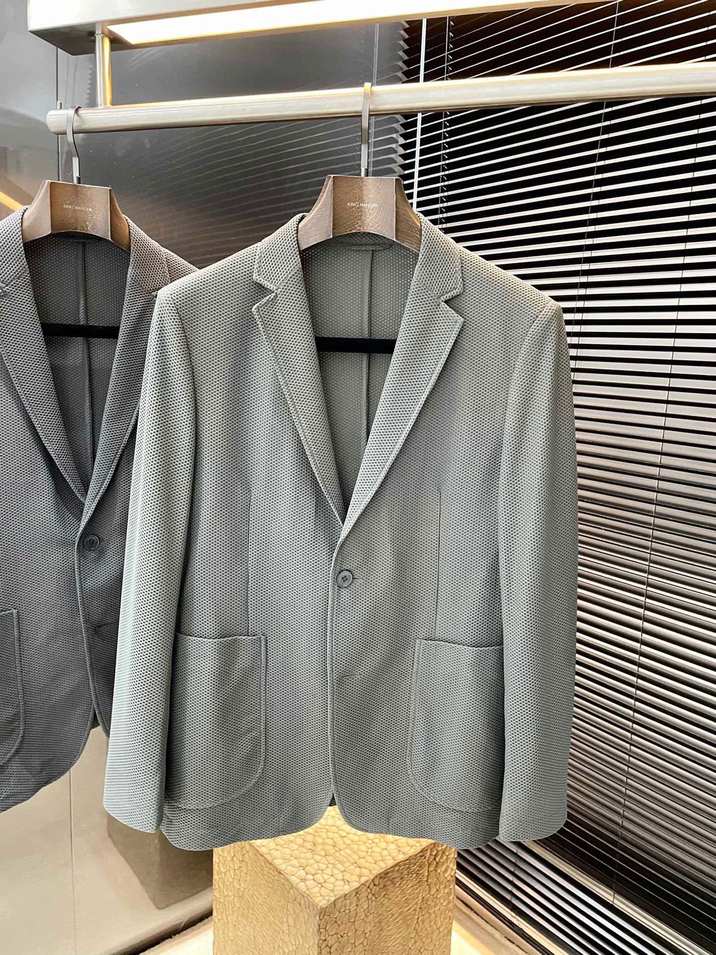 NO:116379,Versace- (Versace) 2025 spring suit new product, elegant and noble gentleman style suit jacket, imported nylon fabric, smooth and delicate, with a very good temperament. Natural and environmentally friendly dyeing technology, solid shape and color. Everything is the highest-end, the carmaker's wiring is neat and flat, and the hardware buckles are top-grade original accessories. It is obvious that it is high-end fabric. This fabric is fixed-woven. There is no good product from the outside, and it is impossible to get any fault. This perfect piece of clothing is called a masterpiece. It is not an exaggeration. Size M-3XL is shipped the next day, versace, versace, jackets & coats, business suit, alexander wang19860909Versace-（范思哲）2025春季西装新品 典雅高贵绅士风西装外套 进口锦纶面料,顺滑细腻,气质感非常好.天然环保染色技术,固形固色.所有的一切都是最高端,车工走线整齐平整,五金扣都是顶级原版配件.一看就是高档的面料 这种面料都是定织的 外面根本就没有 正规大厂途径出来的好货,无任何可挑剔的地方 此完美的一件衣服 称为臻品 一点也不过分.尺码M-3XL 隔天出货,,versace,versace,jackets & coats,business suit,alexander wang,Men's clothing