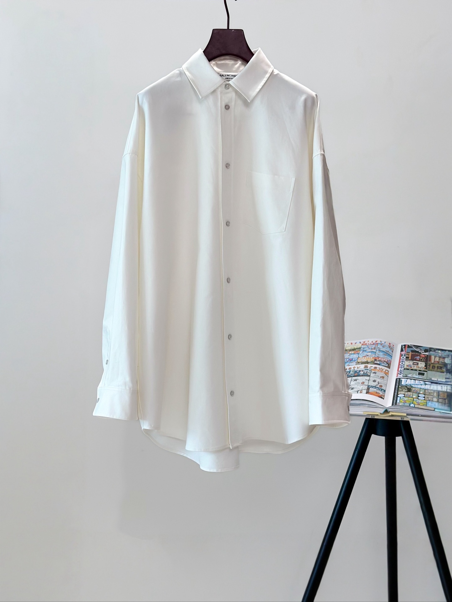 NO:315286,New Balenciaga Spring and Summer 25 Show style loose silhouette concealed button version super handsome shirt skirt. Large products have been released. SM,,balenciaga, skirts,shirts,alexander wang19860909新款 Balenciaga 25春夏 秀款宽松廓形暗扣版超帅衬衫裙 大货已出 SM,,balenciaga,skirts,shirts,alexander wang,Women's clothing