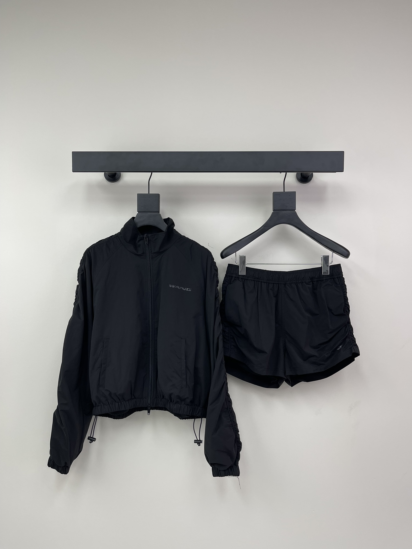 NO:316018,Alexander wan* King 25 new wrinkled casual work jacket shorts set Customized YB waterproof and windproof nylon material Comfortable and breathable, crisp and stylish Stand-collar casual jacket Two-way silky zipper adjusts the slit at will to add fashionable tone The sleeves on both sides are designed with symmetrical wrinkles Rich layers Pad to set the casual tone of lazy workwear The letters on the chest highlight the brand texture Paired with the same series of shorts The wrinkles echo the details of low-key luxury The best choice for daily casual outfits Customized surface accessories S,,alexander wang, shorts, jackets & coats,alexander wang19860909Alexander wan*大王25新款皱褶感休闲工装外套短裤套装 定制YB防水防风尼龙材质 舒适透气 挺括有型 立领休闲外套 双向丝滑拉链随意调节开衩 增添时尚调性 两侧袖子以对称皱褶设计 丰富层次 垫定慵懒工装休闲基调 胸前字母造型凸显品牌质感 搭配同系列短裤 皱褶细节呼应 低调奢华 日常休闲穿搭的不二之选 定制面辅料 S,,alexander wang,shorts,jackets & coats,alexander wang,Women's clothing