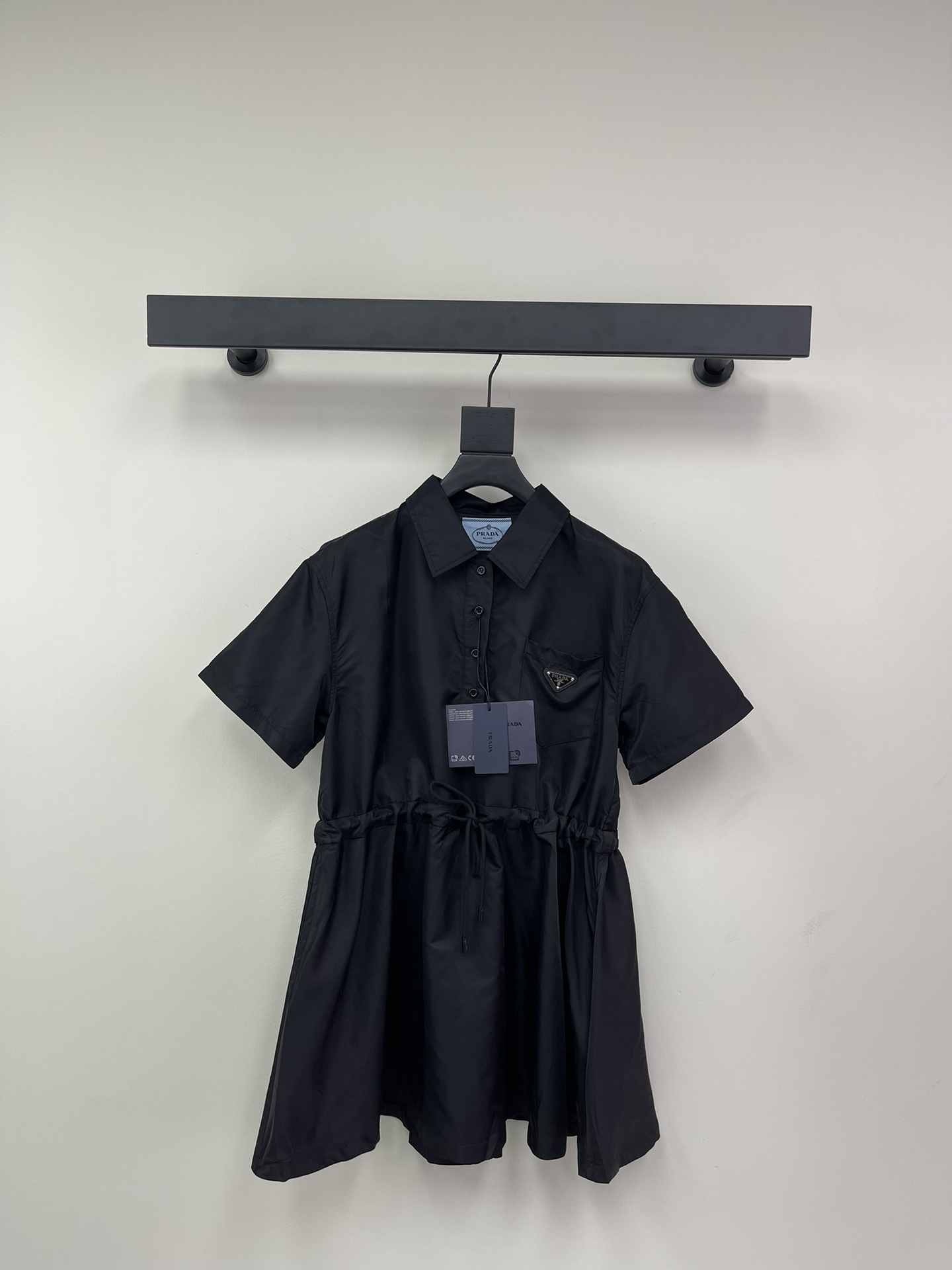 NO:316024,Prad*25 spring and summer new classic triangle-shaped pocket nylon short-sleeved dress, handsome small lining collar, sweet and cool style, drawstring waist design, A-line skirt, can easily tighten waist and divide body proportions, very hidden flesh, versatile style and not picky, daily casual commuting wear will not make mistakes, the whole design is simple, full of age-reducing feeling, full of vitality in college style SM,,prada, skirts, T-shirt, alexander wang19860909Prad*25春夏新品经典三角标口袋尼龙短袖连衣裙 帅气小衬领甜酷风 抽绳束腰设计A字裙摆 可以轻松收腰分割身材比例 很藏肉 版型百搭不挑人 日常休闲通勤穿着都不会出错 整个设计很简洁 满满的减龄感 学院风活力十足 SM,,prada,skirts,T-shirt,alexander wang,Women's clothing