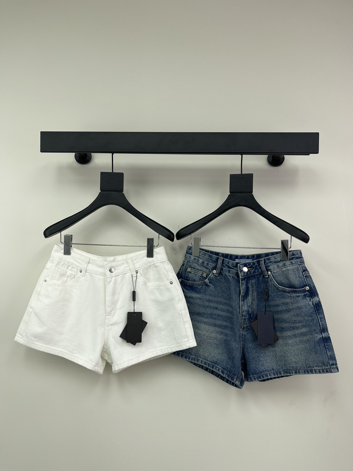 NO:315487,Prad*/Prad*da 25 new classic and durable spring and summer hot-selling women's logo decoration contrasting color high-waist denim washing denim shorts. GW same style was purchased and developed by YB, pure denim fabric, customized full set of hardware button accessories, fermented stone mill rinsing water retro effect one to one accurate reproduction every year!  Color: White/Blue Size: SML A,,prada,prada,shorts,alexander wang19860909Prad*/普拉*达25新款经典耐看春夏爆款女士徽标饰撞色高腰丹宁水洗牛仔短裤 GW同款购入YB开发,纯牛仔面料,定制全套五金纽扣配件,酵石磨漂洗水复古效果一比一精准复刻年年补单年年爆！ 颜色: 白色/蓝色 尺码: SML A,,prada,prada,shorts,alexander wang,Women's clothing