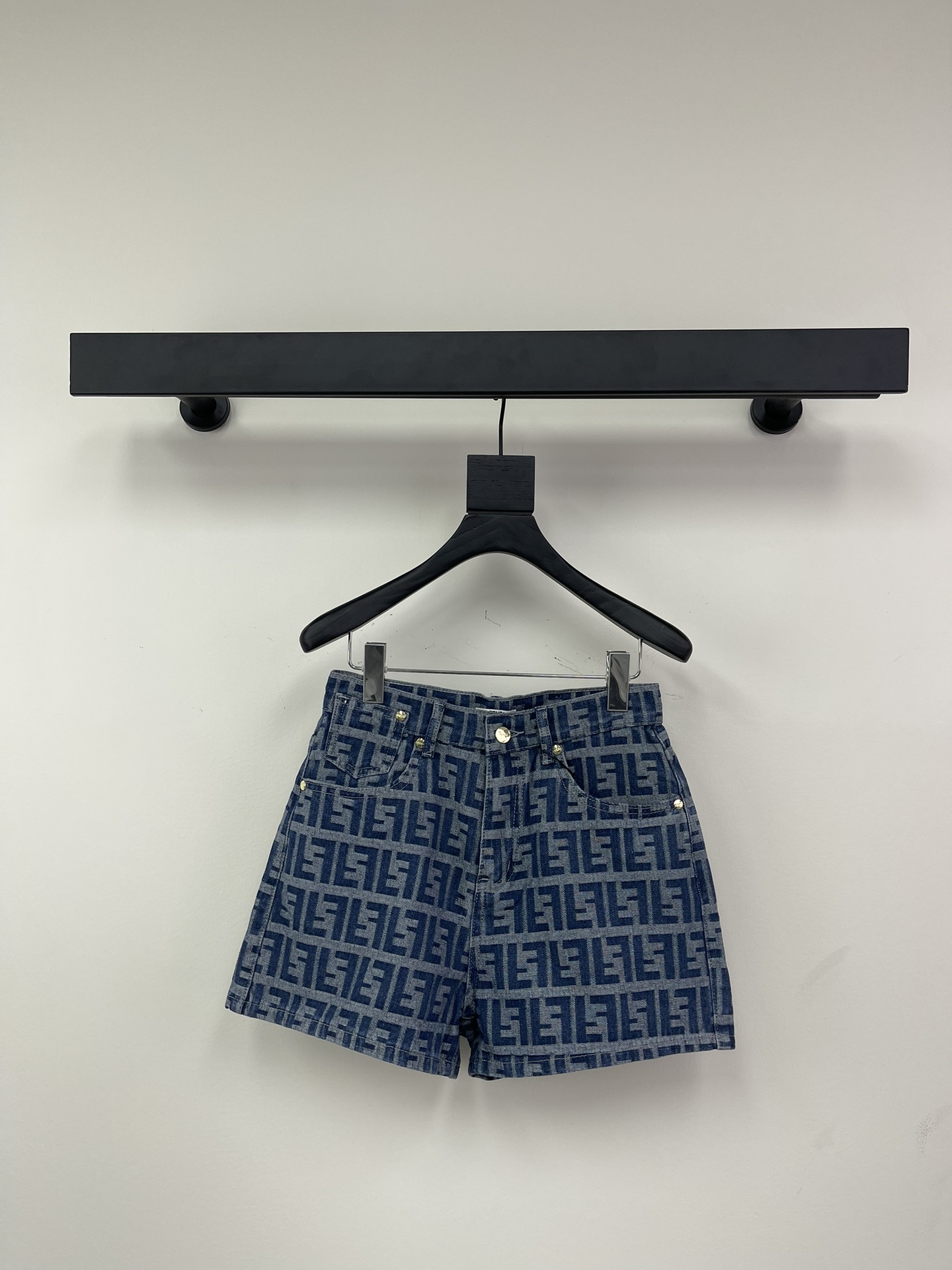 NO:315481,Fend*25 spring and summer new letter jacquard denim shorts, Sailo jacquard fabric, general washing and fixing color and softening, customized hardware!  Fashionable magic pants that can be easily controlled by all figures. The high-waisted design perfectly embellishes the S-shaped upper body, and the logo prints are all over the body, which perfectly improves the overall appearance, so exquisite that it cannot be picked. The material used is not too elastic, so that the overall pants look more neat. The fabric is actually quite soft, and there is no uncomfortable feeling when worn close to it. Instead, the upper body is so fendiable that it doesn't want to take it off. Size SML, fendi, shorts, alexander wang19860909Fend*25春夏新款字母提花牛仔短裤,赛络纺提花面料,普洗固色加软,定制五金！各种身材都能轻松驾驭的时髦神裤,高腰设计上身完美修饰s型,满身logo印花装饰,完美提升整体颜值 ,精致到无法挑剔.采用的料子本身没有太大的弹性,这样才能让整体裤型看起来更利落,面料其实真的挺软的,贴身穿也没有不舒服的感觉,反而上身爱到不想脱下来. 尺码SML,,fendi,shorts,alexander wang,Women's clothing