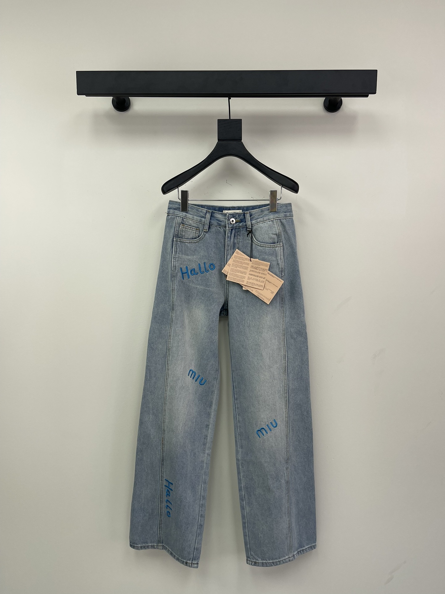 NO:315484,Miumi*25 early spring new MIU* blue embroidered letter straight jean trousers, customized denim fabric, classic washing light blue solid color and soft, MIU's classic style, front line threading and seaming edge three-dimensional design, loose style is especially suitable for pear-shaped figure, showing first-class legs, customized exclusive hardware leather accessories with exclusive belts, hot-selling, live broadcast. Color: Light blue Size: SML,,miumiu,alexander wang19860909Miumi*25早春新品MIU*蓝色刺绣字母直筒牛仔长裤,定制牛仔面料,经典水洗浅蓝固色加软,MIU家经典版型,前幅走线缝边立体感超强设计,宽松的版型特适合梨形身材,显腿长一流,定制专属五金皮牌配饰搭配专属皮带,爆款热推,可直播. 颜色: 浅蓝 尺码: SML,,miumiu,alexander wang,Women's clothing