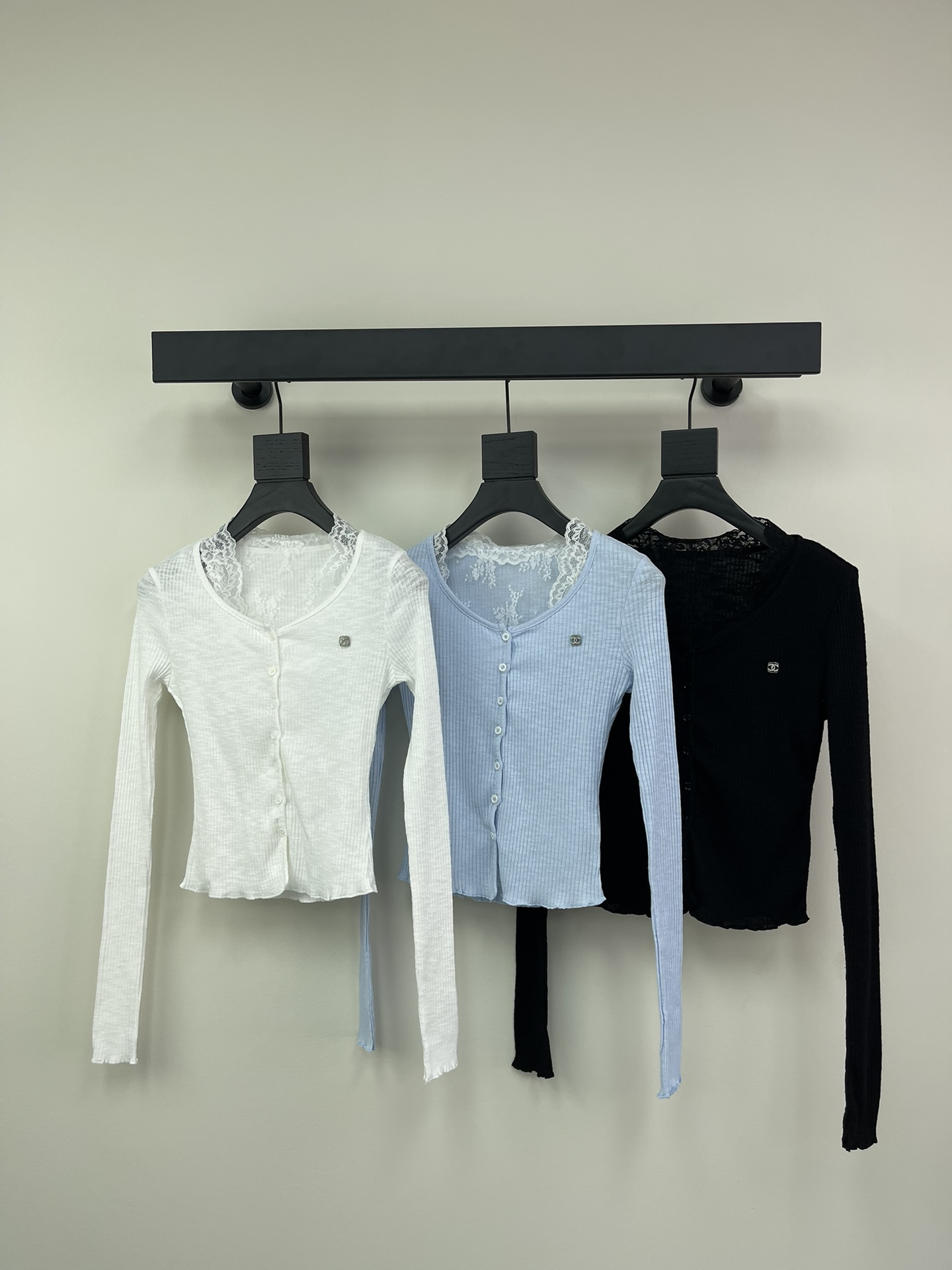 NO:315493,Niche *25 new lace suspender two-piece long-sleeved base shirt. A high-elastic series with a comfortable cloud feel!  Whoever wears the upper body feels comfortable!  Exquisite diamond buckle, the fabric is super elastic!  Classic color colors are both daily and high-end, and must-have for daily outfits!  Three-color SML, alexander wang19860909小众*25新款蕾丝吊带两件套长袖打底衫.云感舒适的高弹力系列！上身的触感谁穿谁知道的舒服！精致钻扣 面料弹力超级好！色系经典 颜色都是日常又高级,日常穿搭必备！三色SML,,alexander wang,Women's clothing