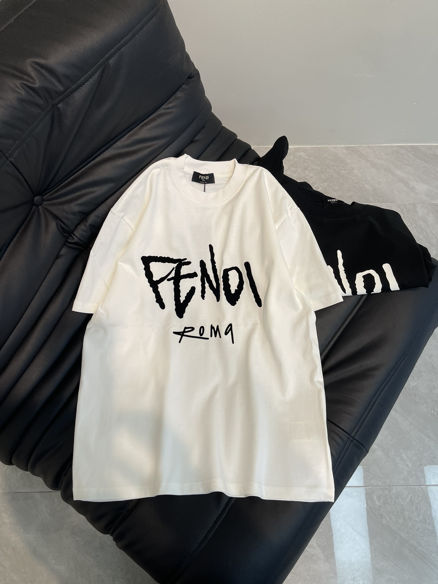 NO:315476,FEND*25 new webbing flag short-sleeved T-shirt. It uses 280 grams of cotton fabric, which feels comfortable to the touch, skin-friendly and breathable, and cannot be pilled!  The whole piece of clothing is neat and flat, and the upper body is casual and comfortable!  The above decoration is embellished with the brand's signature letter signature, thick plate pressing, three-dimensional personality. The fashionable and personalized signature series cleverly integrates the brand's tradition and modern design, which not only enhances the fashion sense of the T-shirt, but also highlights the brand's ultimate pursuit of details. The simple but exquisite design perfectly combines art and practicality to create fashionable items that are both classic and modern. The same style for men and women!  Size S-XL A, fendi, T-shirt,tees, t-shirt,alexander wang19860909FEND*25新款织带旗帜短袖T恤.采用280克全棉面料,面料手感舒适.亲肤透气不起球！整件衣服车工走线整齐平整,上身休闲舒适！饰以上方点缀以品牌标志性的字母签名,厚版压胶,立体个性.时尚又个性签名系列款,巧妙地将品牌的传统与现代设计融为一体,不仅增强了T恤的时尚感,更彰显了品牌对细节的极致追求.简约而不失精致的设计,将艺术与实用完美结合,创造出既经典又不失现代感的时尚单品.男女同款！ 尺码S-XL A,,fendi,T-shirt,tees，t-shirt,alexander wang,Women's clothing