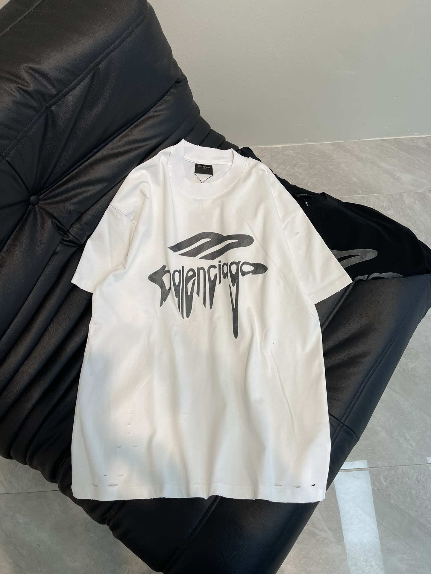 NO:315499,Balenciag* Paris 25 new water droplet 3M old ripped short-sleeved T-shirt. YB purchased the press version, fixed woven and dyed 240g long woven cotton, special fixed woven and color fried fabric, ready-to-wear fermentation and washing effect, silk screen film print, positioning and damage treatment, flawless workmanship, custom auxiliary materials, complete three standards, the same style for men and women!  Size SML A, balenciaga, T-shirt,tees, t-shirt,alexander wang19860909Balenciag*巴黎25新款水滴3M做旧破洞短袖T恤.YB购入打版,定织定染240g长绒棉,特殊定织彩炒面料,成衣酵洗做旧效果,丝网菲林印花 定位破坏处理,做工走线完美无瑕,定制辅料,三标齐全,男女同款！ 尺码SML A,,balenciaga,T-shirt,tees，t-shirt,alexander wang,Women's clothing