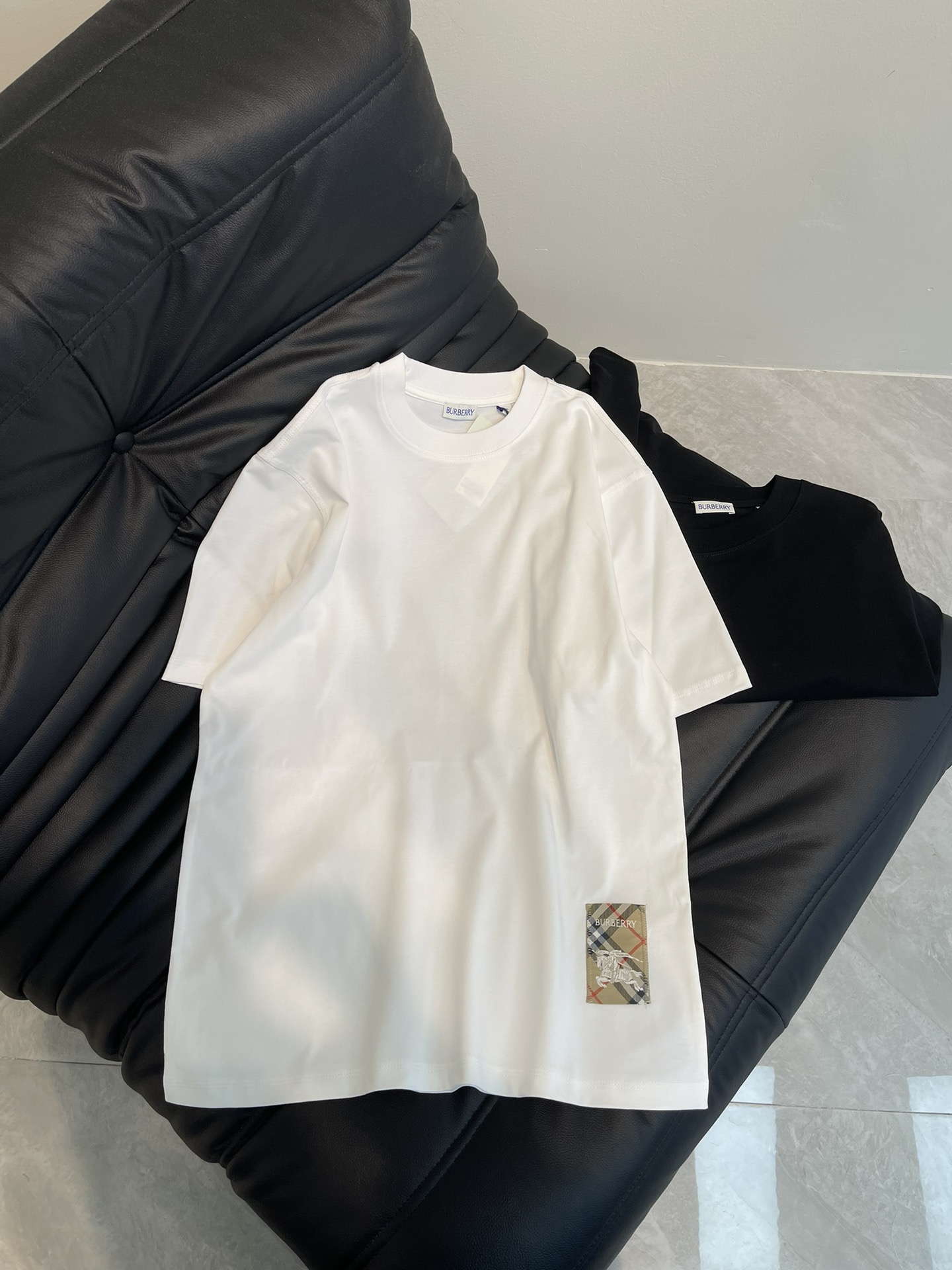 NO:315479,Burberr*25 running volume model, micro-label patch war horse logo short-sleeved T-shirt. Loose style, 240 grams pure cotton fabric, soft, delicate, cool and comfortable, more suitable for spring and summer models. The war horse micro-label patch logo, classic model, very versatile and highly recognizable!  The same style for men and women!  Size S-XL, Burberry, T-shirt,tees, t-shirt,alexander wang19860909Burberr*25跑量款 微标贴布战马标识短袖T恤.宽松版型 采用240克纯棉面料,手感柔软细腻清凉舒适更适合春夏款.战马微标贴布标识,经典款 非常百搭且辨识度很高！男女同款！ 尺码S-XL,,burberry,T-shirt,tees，t-shirt,alexander wang,Women's clothing