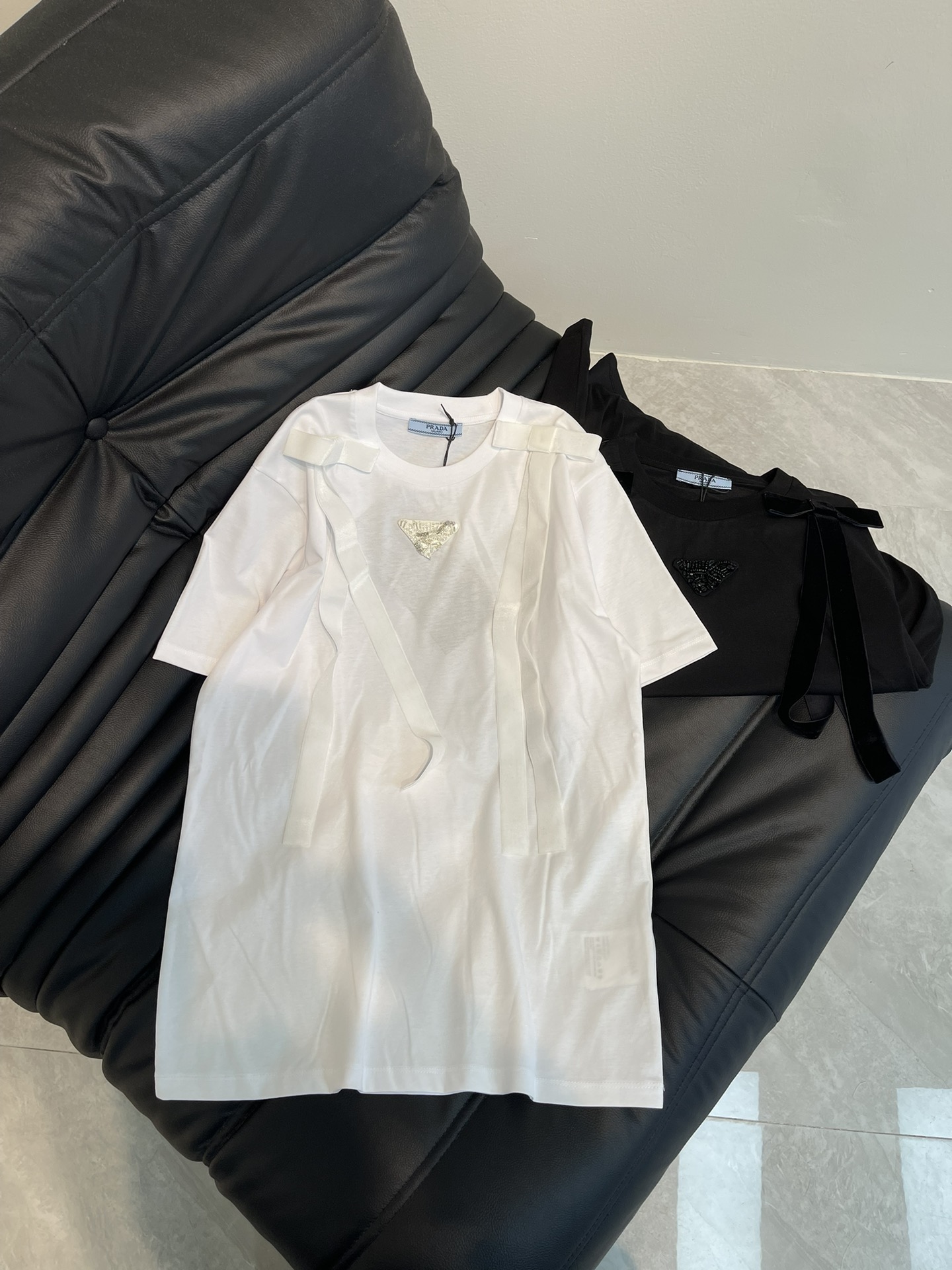 NO:316030,Prad*25 Spring and Summer New Bow Decorative Triangle Nail Diamond Short-sleeved T-shirt with minimalist highlights. It is very suitable for wearing alone or base. It is a T-shirt that everyone needs. The triangle mark is purely handmade nail beads and is very heavy and small, and it is easier to control. It is also more suitable for piercing. SML, prada, T-shirt,tees, t-shirt,alexander wang19860909Prad*25春夏新品蝴蝶结装饰三角标钉钻短袖T恤 极简有亮点 单穿或者打底都很适合 属于每个人都需要的一款T恤 三角标纯手工钉珠非常重小版型更加好驾驭 打穿也更加适合 SML,,prada,T-shirt,tees，t-shirt,alexander wang,Women's clothing