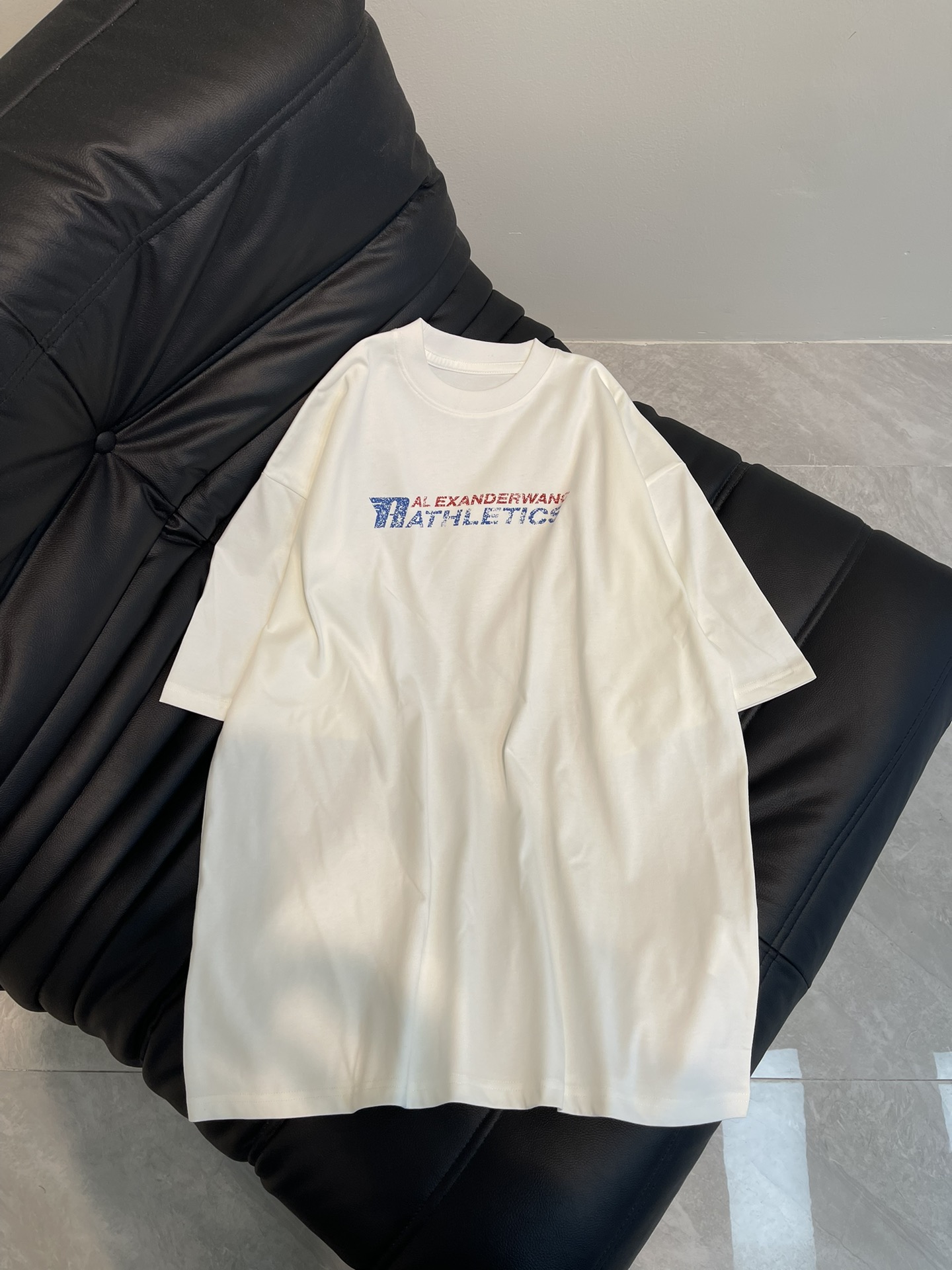 NO:316022,Alexand*r wan* King 25 spring and summer new retro old letter logo printed short-sleeved T-shirt!  Fashionable and casual temperament on high street!  The classic loose style is easy to grasp and casual, the same style as men and women!  The imported pure cotton fabric has a great texture!  Workmanship quality depends on details.SML, alexander wang,T-shirt,tees,t-shirt,alexander wang19860909Alexand*r wan*大王25春夏新款复古做旧字母logo印花短袖T恤！高街时髦休闲气质！经典宽松版型轻松拿捏休闲随意感,男女同款！进口纯棉面料质感超赞！做工品质看细节.SML,,alexander wang,T-shirt,tees，t-shirt,alexander wang,Women's clothing