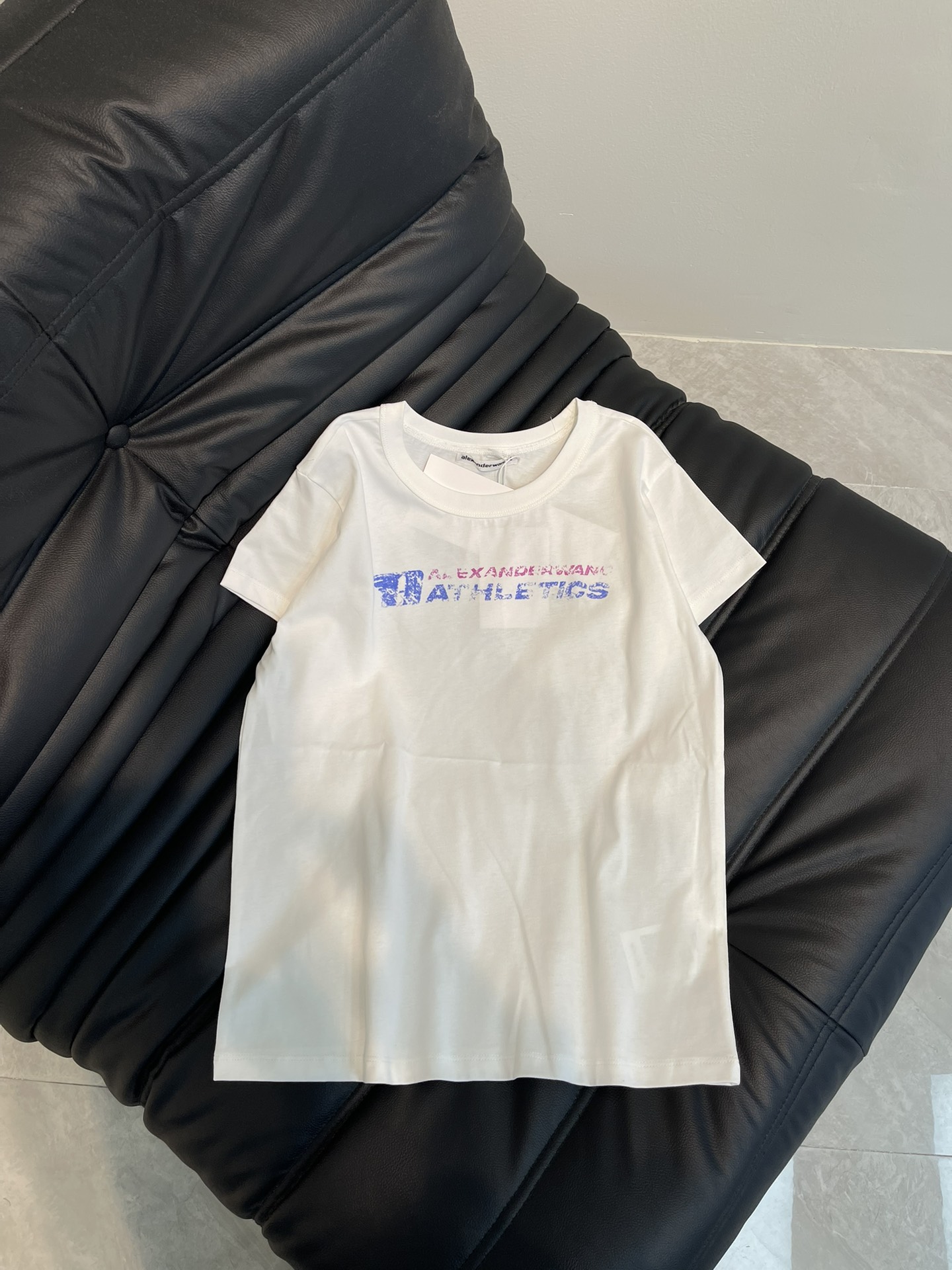 NO:316028,Alexander wan* King 25 spring and summer new retro old letter logo printed slim short T-shirt. Fashionable and exquisite items with slim short T-shirt on shoulders. Original custom tailoring creates a minimalist Italian high-end feel, and the imported pure cotton fabric is of great texture!  Classic style is not picky!  Highly recommend your own model.S, alexander wang,tees, t-shirt, alexander wang19860909Alexander wan*大王25春夏新款复古做旧字母logo印花修身短款T恤.时髦精单品正肩修身小短款T恤.原版定制剪裁打造意式极简的高级感,进口纯棉面料质感超赞！经典版型不挑人！强烈推荐自留款.S,,alexander wang,tees，t-shirt,alexander wang,Women's clothing