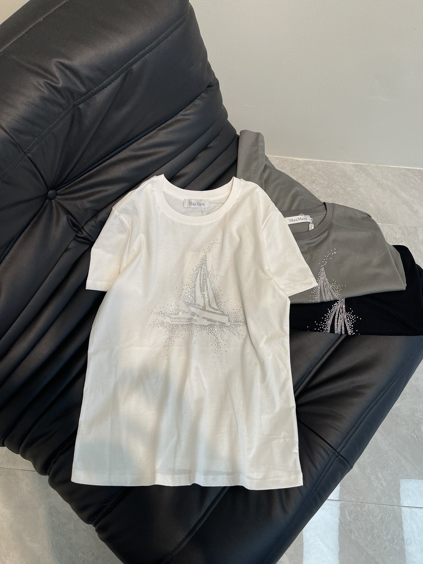 NO:316034,Maxmar*25 spring and summer new product hot diamond sailboat round neck short-sleeved T-shirt, minimalist and high-end imported pure cotton texture, super delicate, girlish style reduces age and fashionable, positioning sailboat hot diamonds low-key and luxurious, single wear and inner wear looks very good. Highly recommended casual temperament products SML, T-shirt,tees, t-shirt,alexander wang19860909Maxmar*25春夏新品烫钻帆船圆领短袖T恤 极简高级 进口纯棉质感超细腻 少女风减龄又时髦 定位帆船烫钻低调奢华 单穿内搭都很好看 强烈推荐休闲气质单品 SML,,T-shirt,tees，t-shirt,alexander wang,Women's clothing