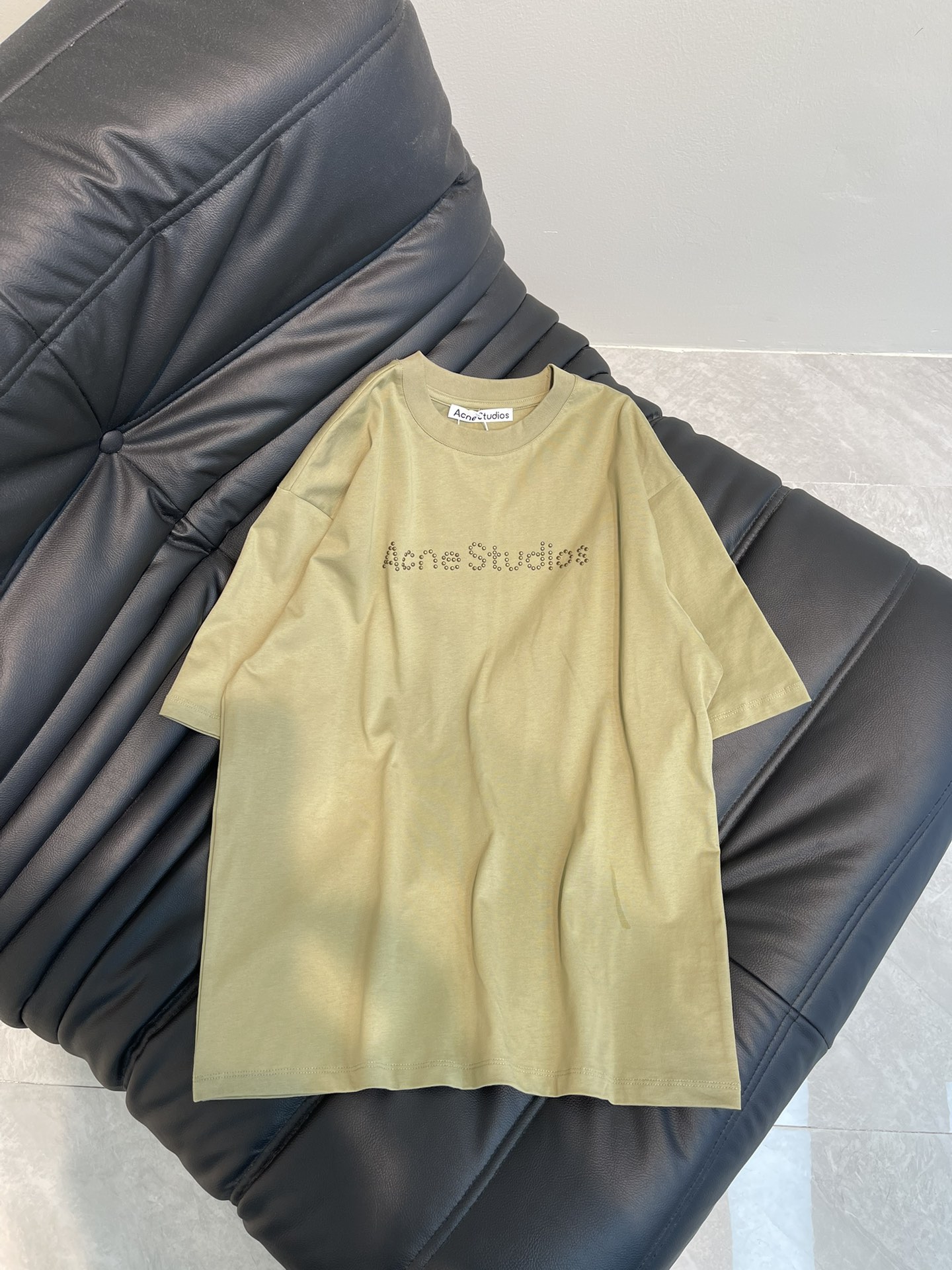 NO:316013,Acne*25 spring and summer new product heavy industry beaded logo letter short-sleeved T-shirt, original fixed-dye fabric, fashionable and exquisite items unlock all outfits!  All-match classic items are fashionable and high-end!  The wide style is not picky!  Highly recommend your own models.,,acne studios,T-shirt,tees,t-shirt,alexander wang19860909Acne*25春夏新品重工钉珠logo字母短袖T恤,原版定染面料,时髦精单品解锁所有穿搭！百搭经典单品时髦又高级！宽版型不挑人！强烈推荐自留款.,,acne studios,T-shirt,tees，t-shirt,alexander wang,Women's clothing