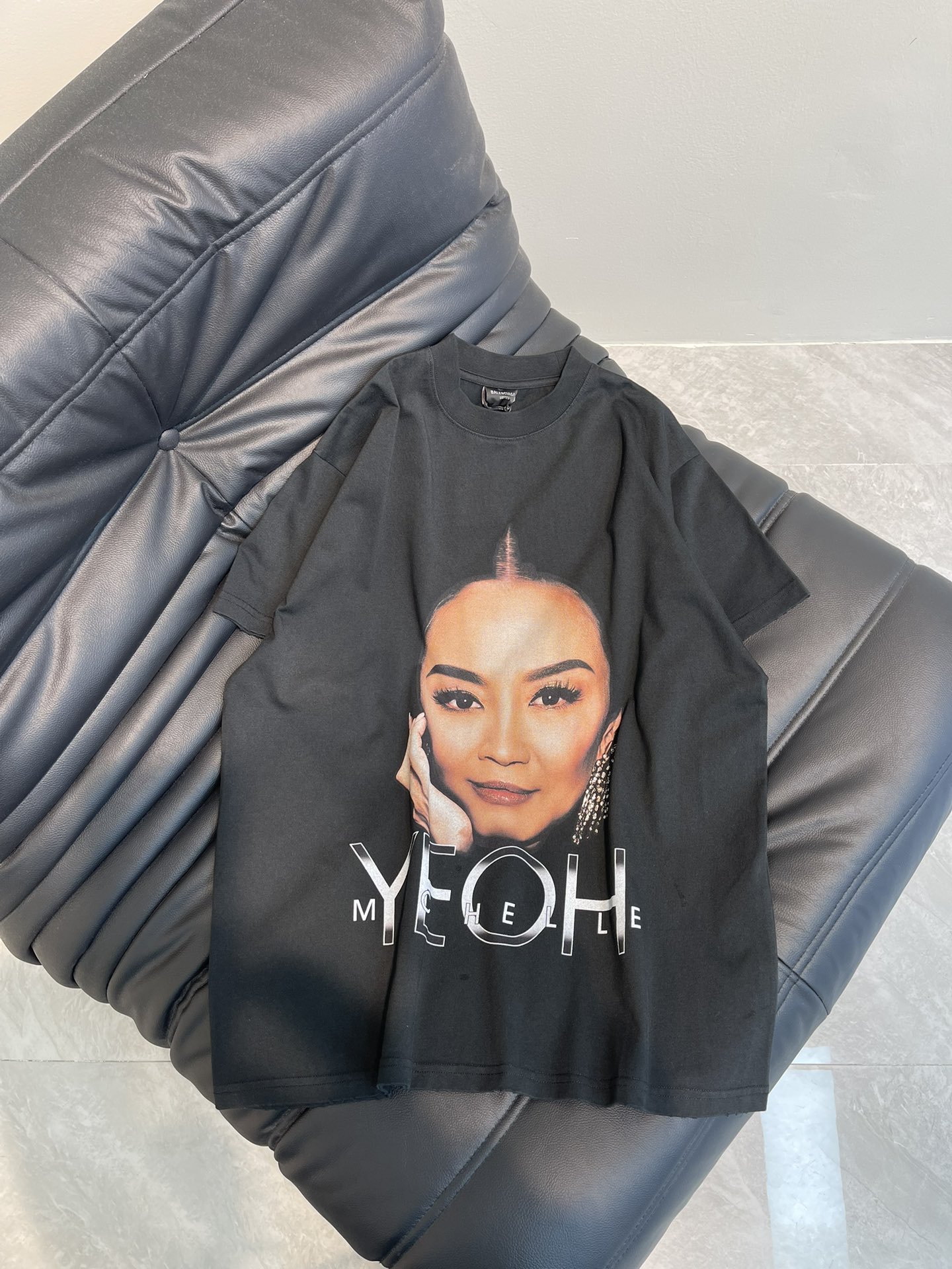 NO:316031,Balenciag* 25 Spring and Summer New Style Co-branded Portrait Print Short Sleeve T-shirt!  Made of gram-weight pure cotton, slightly elastic, presents a slim visual effect, prints popular celebrity portraits on the chest to highlight the personality charm, highlight the brand's fashion sense, full of creativity, the brand's high-end design sense, the inner wear is brilliant and fashionable,,balenciaga,T-shirt,tees,t-shirt,alexander wang19860909Balenciag* 25春夏新款 联名人像印花短袖T恤！采用克重纯棉制成 略带有弹力 呈现显瘦视觉效果 胸前印有人气明星人像图案 彰显个性魅力 凸显品牌时尚感 充满创意 品牌高级设计感拉满 单穿内搭都出彩时髦,,balenciaga,T-shirt,tees，t-shirt,alexander wang,Women's clothing