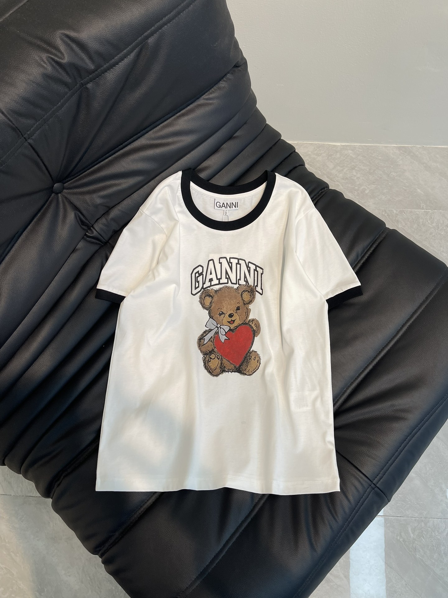 NO:316040,The same style as Chen Mengchen! GANN*25 early spring new product love bear contrasting colored short-sleeved T-shirt. It is perfectly combined with cute elements and casual style. The soft and comfortable fabric is suitable for daily wear, instantly improving the overall look. The texture is super good, and it is not too comfortable. It is a must-have item for daily matching! SML, T-shirt,tees,t-shirt,alexander wang19860909沈梦辰同款！GANN*25早春新品爱心小熊撞色包边短袖T恤.搭配可爱元素与休闲风完美结合,柔软舒适的面料适合日常穿搭,瞬间提升整体造型感.质感超赞,舒适不要太好了,日常必入搭配单品！SML,,T-shirt,tees，t-shirt,alexander wang,Women's clothing