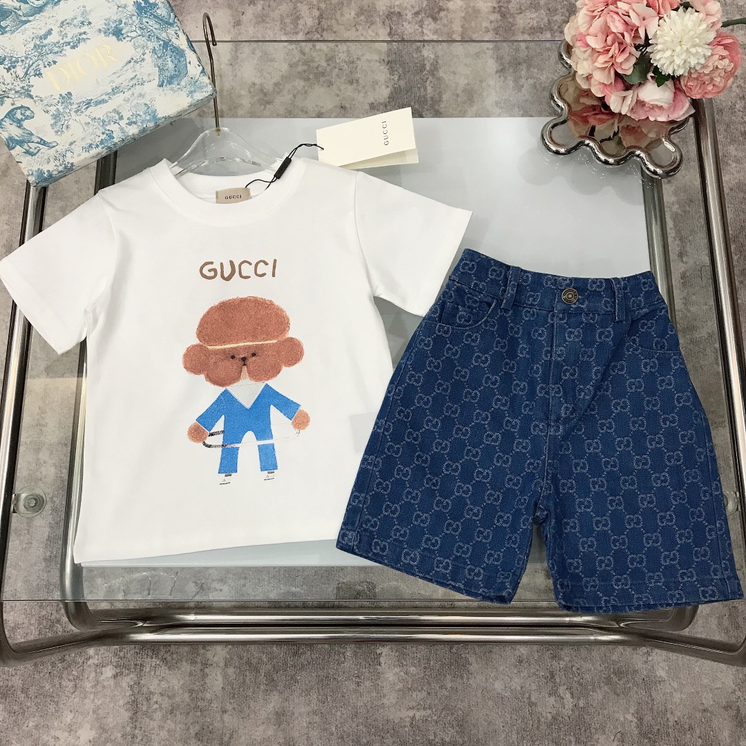 NO:210526,[Spot delivery] GUCC* Set Front and rear direct spray LOGO short-sleeved jacquard jeans, fixed woven and dyed cotton double yarn precision cotton ~ G grams heavy pure cotton fabric T-shirt co-branded puppy T-shirt jacquard double GG denim shorts Original hardware button reproduction logo Selected high-quality custom cotton fabrics to create soft and comfortable Simple and fashionable Crafts superimposed visible high-quality Super stylish and beautiful size-110-120-130-140-150 [CM] Full set of packaging 10, clothes, gucci, shorts, jeans, T-shirt, tees, t-shirt,19860909【现货发】   GUCC* 套装 前后直喷LOGO短袖提花牛仔裤 定织定染全棉双纱精密棉～G克重纯棉面料 T恤联名小狗狗T恤提花双GG牛仔短裤 原版五金纽扣复刻logo 甄选高级定制棉面料打造 柔软舒适 简约时尚 工艺叠加 看得见的高品质 超级有型又好看  size-110-120-130-140-150【CM】 全套包装10,衣服,gucci,shorts,jeans,T-shirt,tees，t-shirt,,Children's