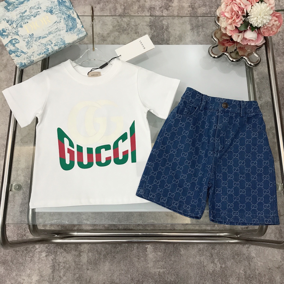 NO:210532,[Spot shipment] GUCC* Set Printed double GG short-sleeved jacquard jeans, fixed-woven and dyed cotton double yarn precision cotton ~ G grams heavy pure cotton fabric Snake year snake logo design T-shirt jacquard double GG denim shorts Original hardware button reproduction logo Selected high-quality custom cotton fabrics to create soft and comfortable Simple and fashionable Crafts superimposed High-quality Super stylish and beautiful Color white gray size-110-120-130-140-150 [CM] Full set of packaging 10, clothes, gucci, shorts, jeans, T-shirt, tees, t-shirt,19860909【现货发】   GUCC* 套装 印花双GG短袖提花牛仔裤 定织定染全棉双纱精密棉～G克重纯棉面料 蛇年蛇形logo设计T恤提花双GG牛仔短裤 原版五金纽扣复刻logo 甄选高级定制棉面料打造 柔软舒适 简约时尚 工艺叠加 看得见的高品质 超级有型又好看 颜色白色 灰色 size-110-120-130-140-150【CM】 全套包装10,衣服,gucci,shorts,jeans,T-shirt,tees，t-shirt,,Children's